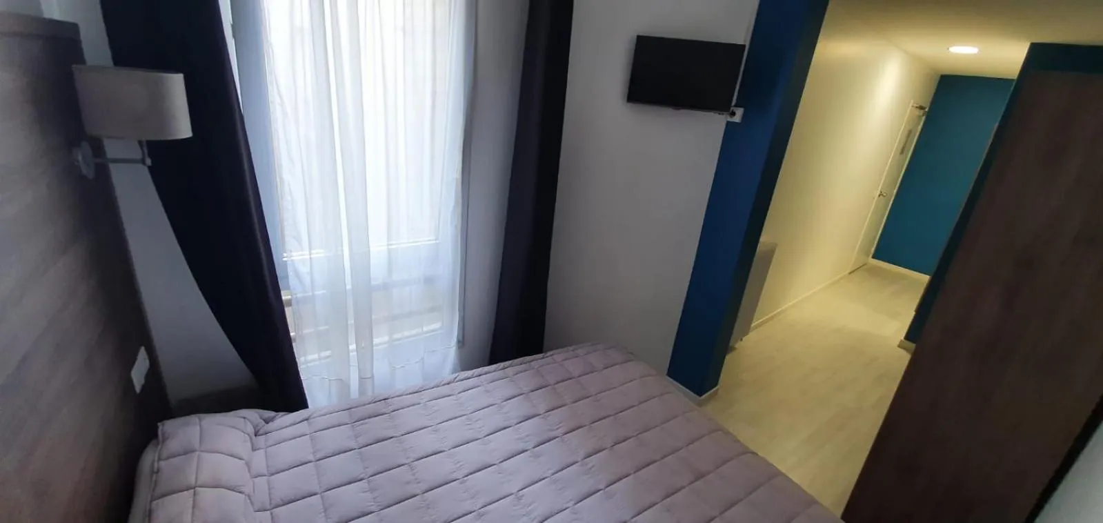 Bed in Hôtel des Pyrénées - Entre Bastille et Nation