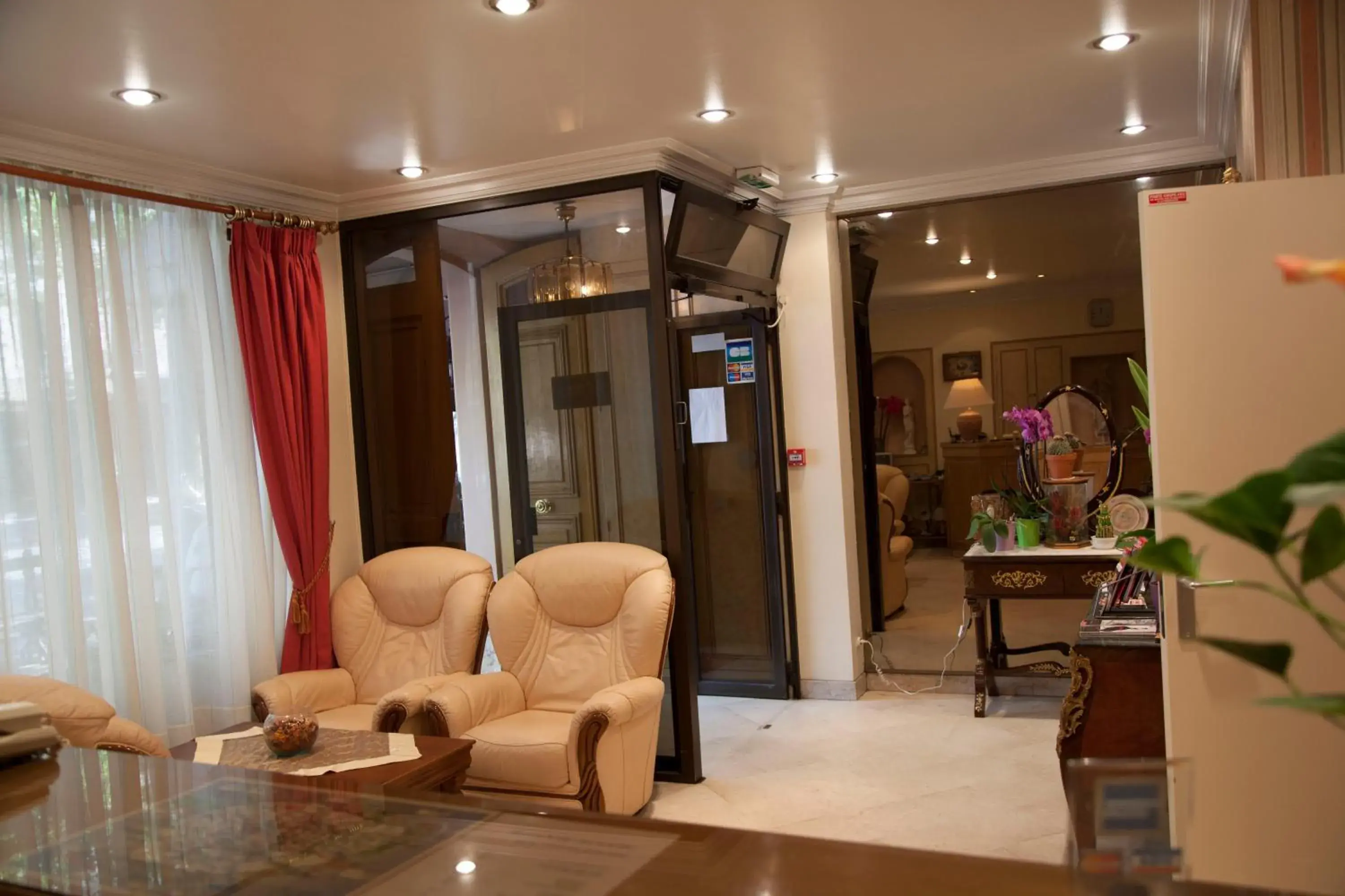 Lobby or reception in Hôtel des Pyrénées - Entre Bastille et Nation Lobby or reception in Hôtel des Pyrénées - Entre Bastille et Nation