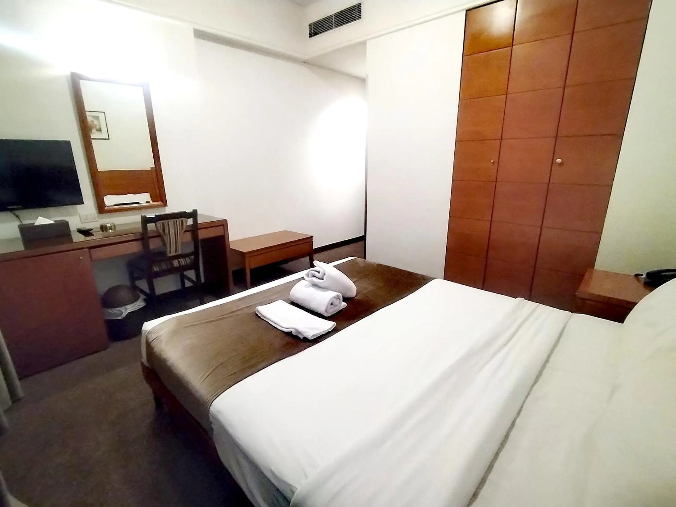 Bedroom, Bed in Caesar's Park Hotel