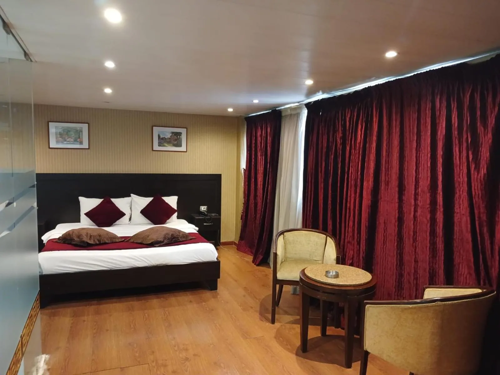 Bedroom, Bed in Caesar's Park Hotel