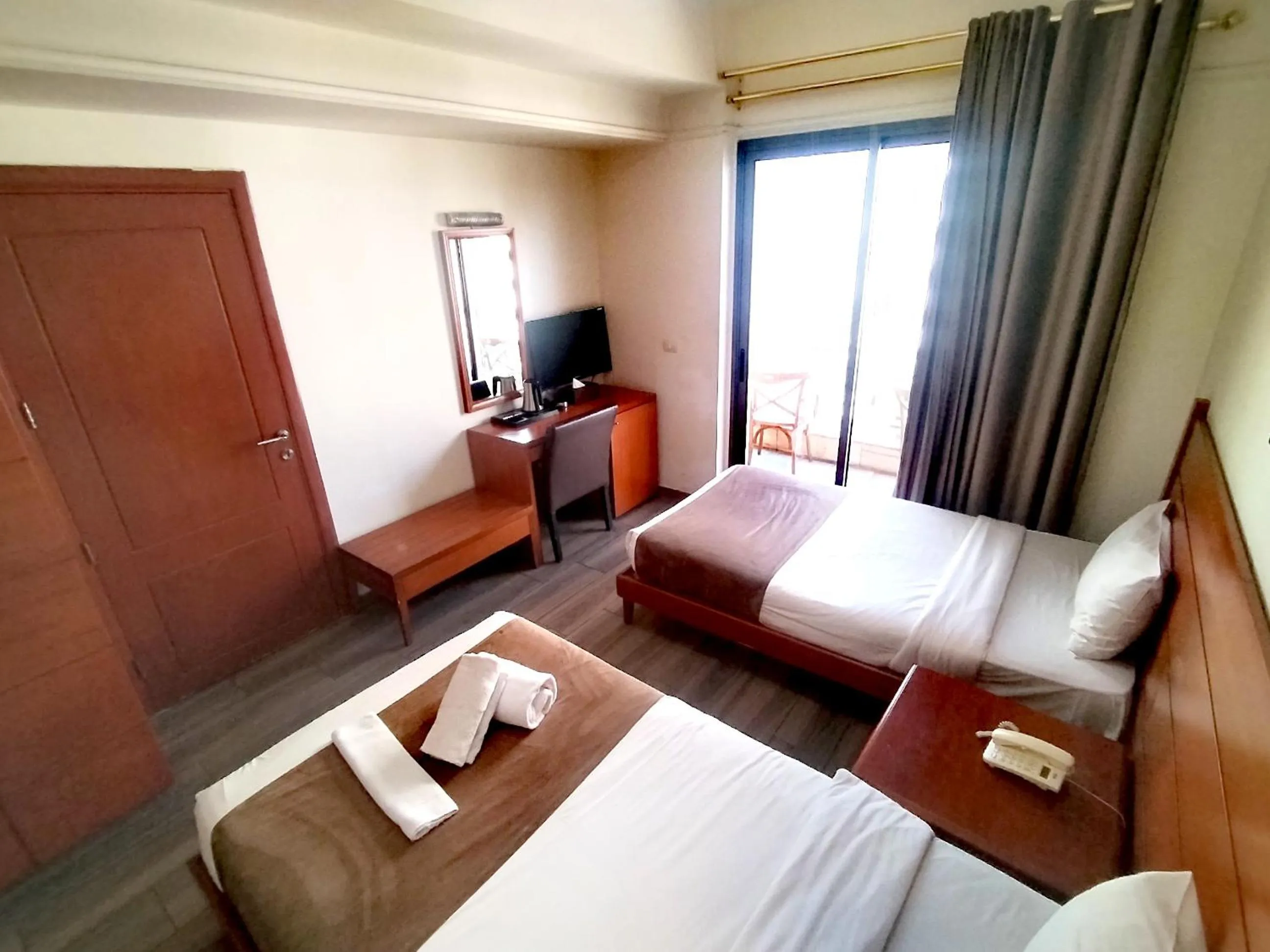 Bedroom, Bed in Caesar's Park Hotel