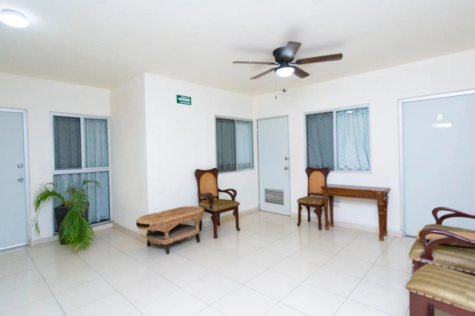 Seating area in Hotel Nápoles