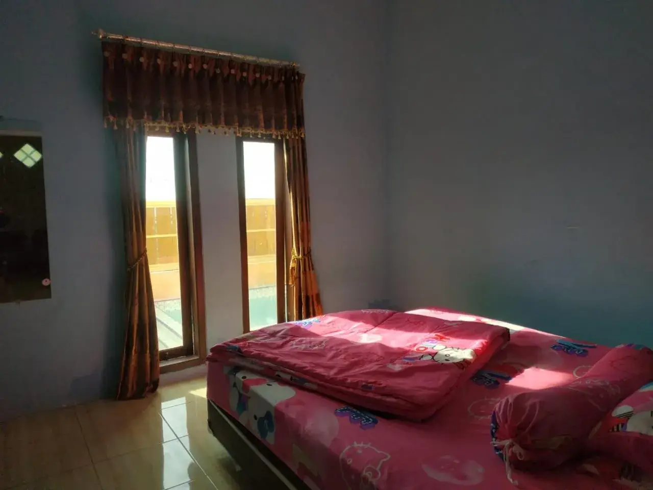 Bed in Puncak Pinus and Pool Bed in Puncak Pinus and Pool