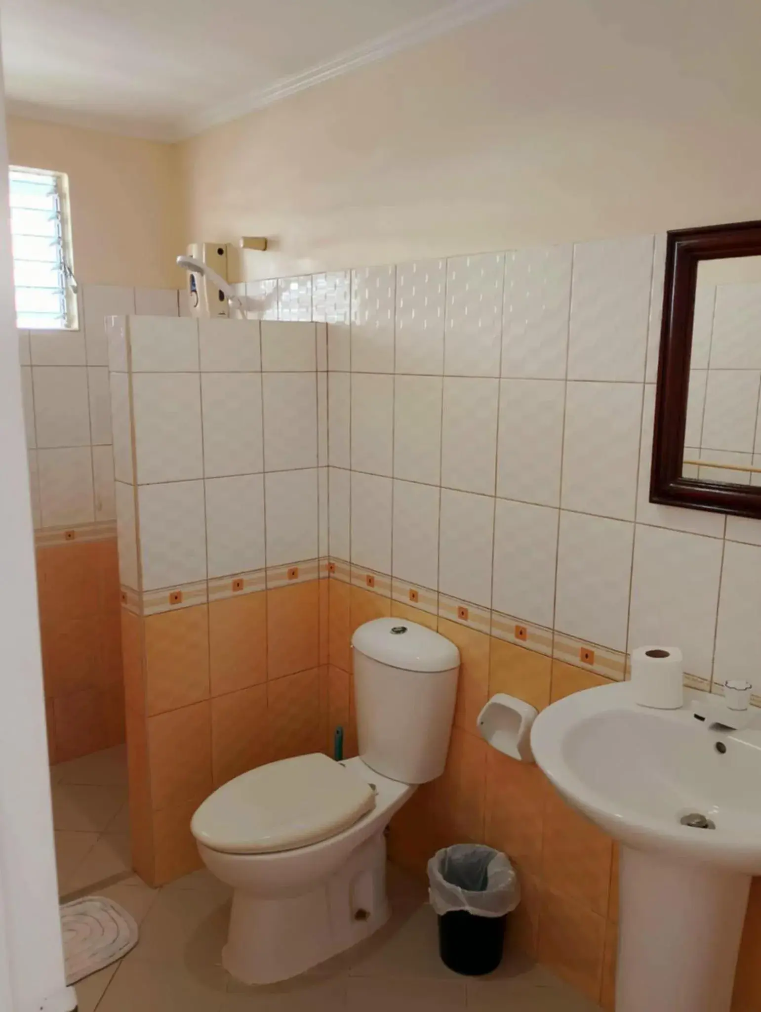 Toilet in Villa Del Pueblo Inn Toilet in Villa Del Pueblo Inn