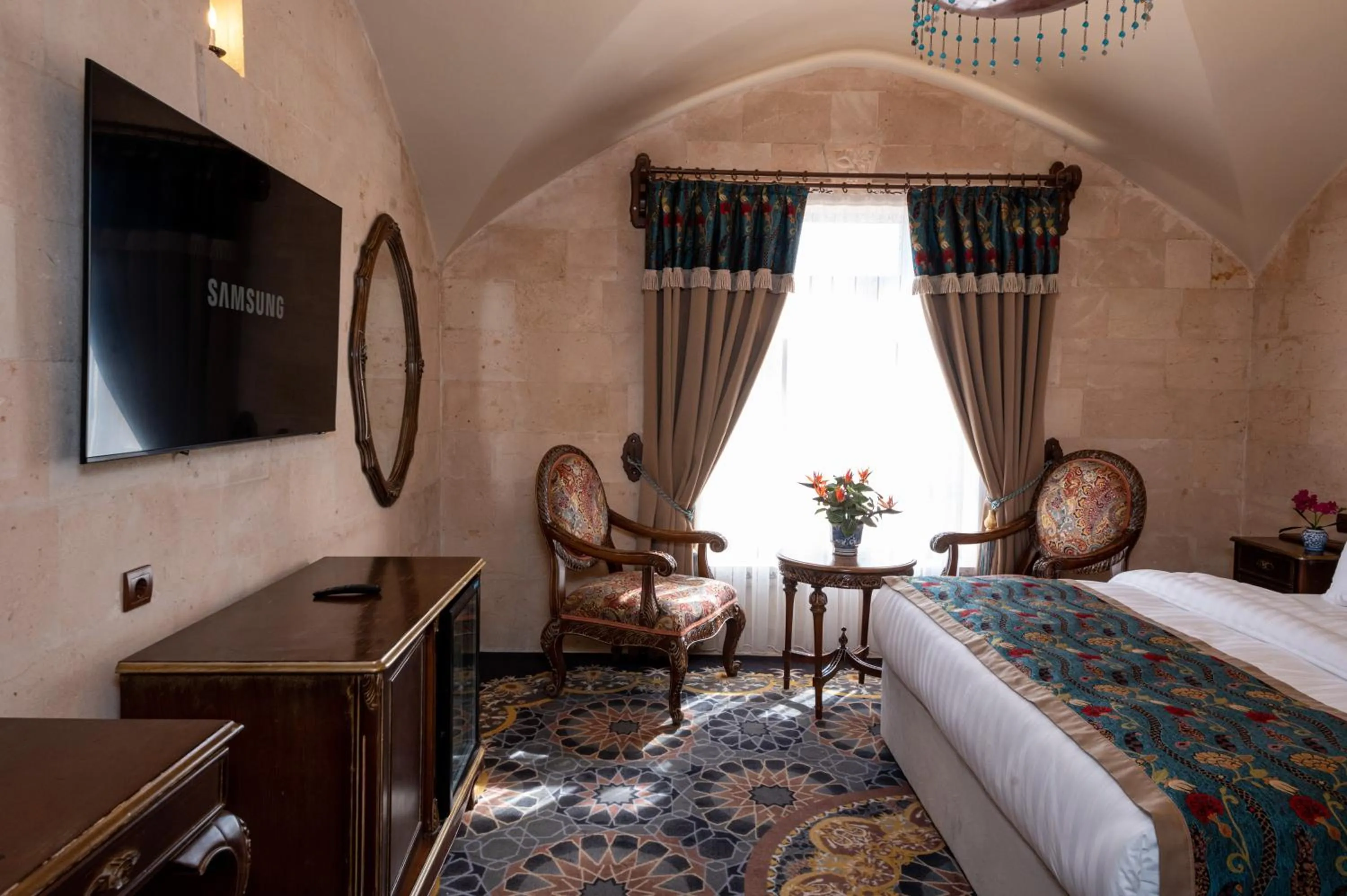 Communal lounge/ TV room, Bed in Maridin Hotel