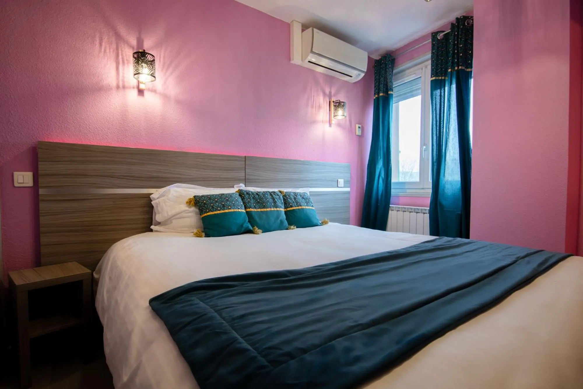 Bed in Logis Hôtel Centrotel et Spa Bulles d'Allier