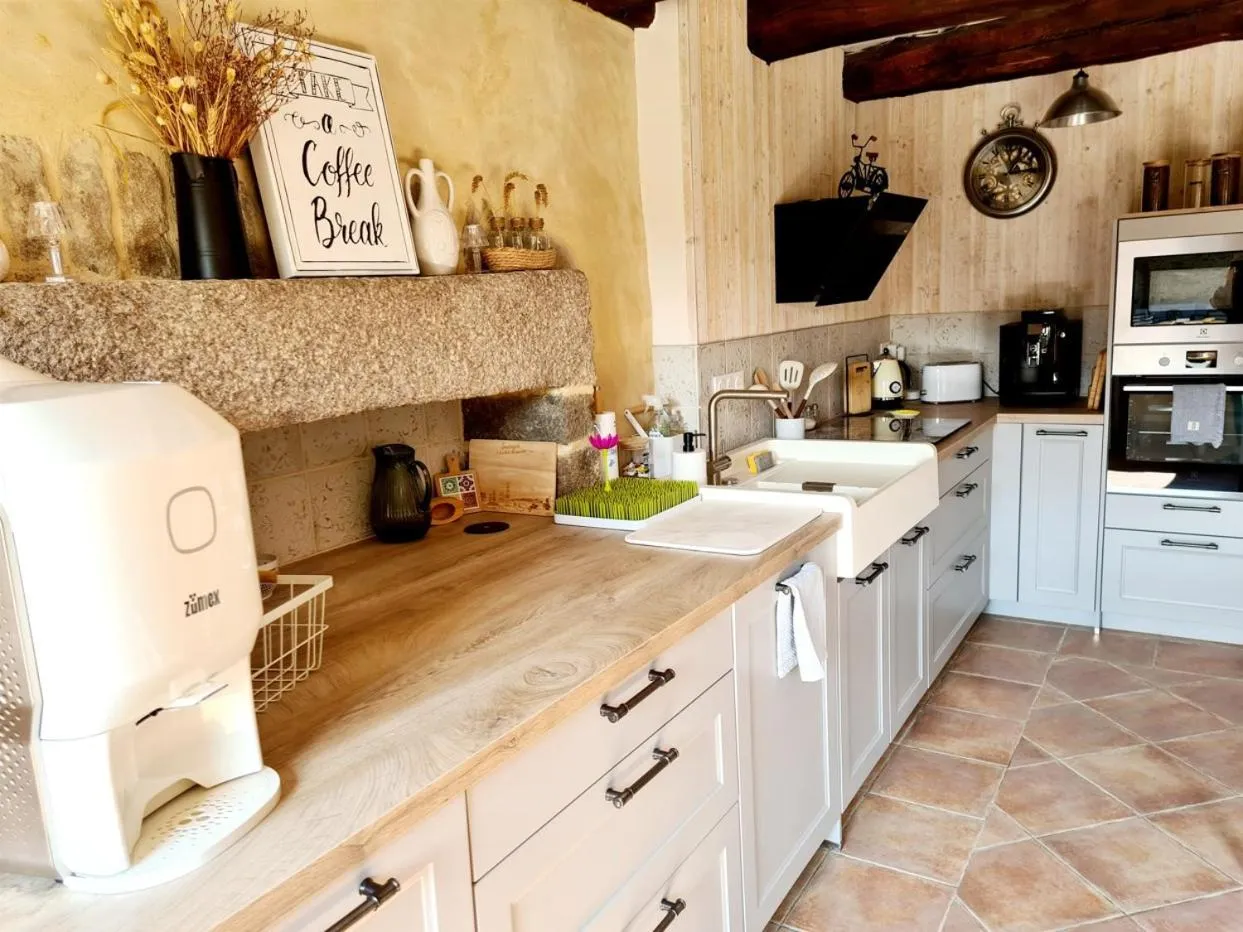 Kitchen or kitchenette in Kêr Neizh Breizh - Gîtes de Charme - Le Petit Châtelier