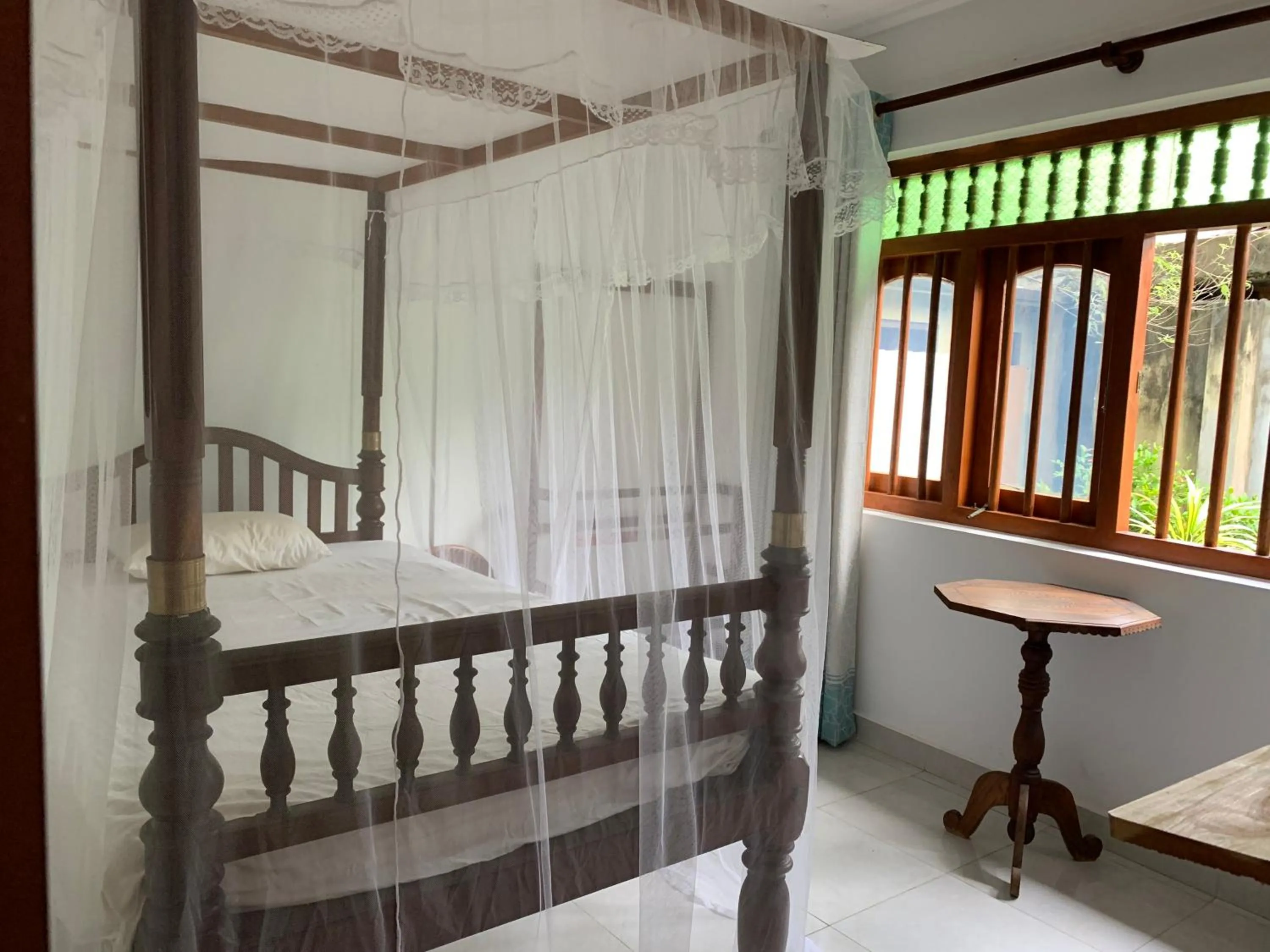 Bed in The Retreat Hotel