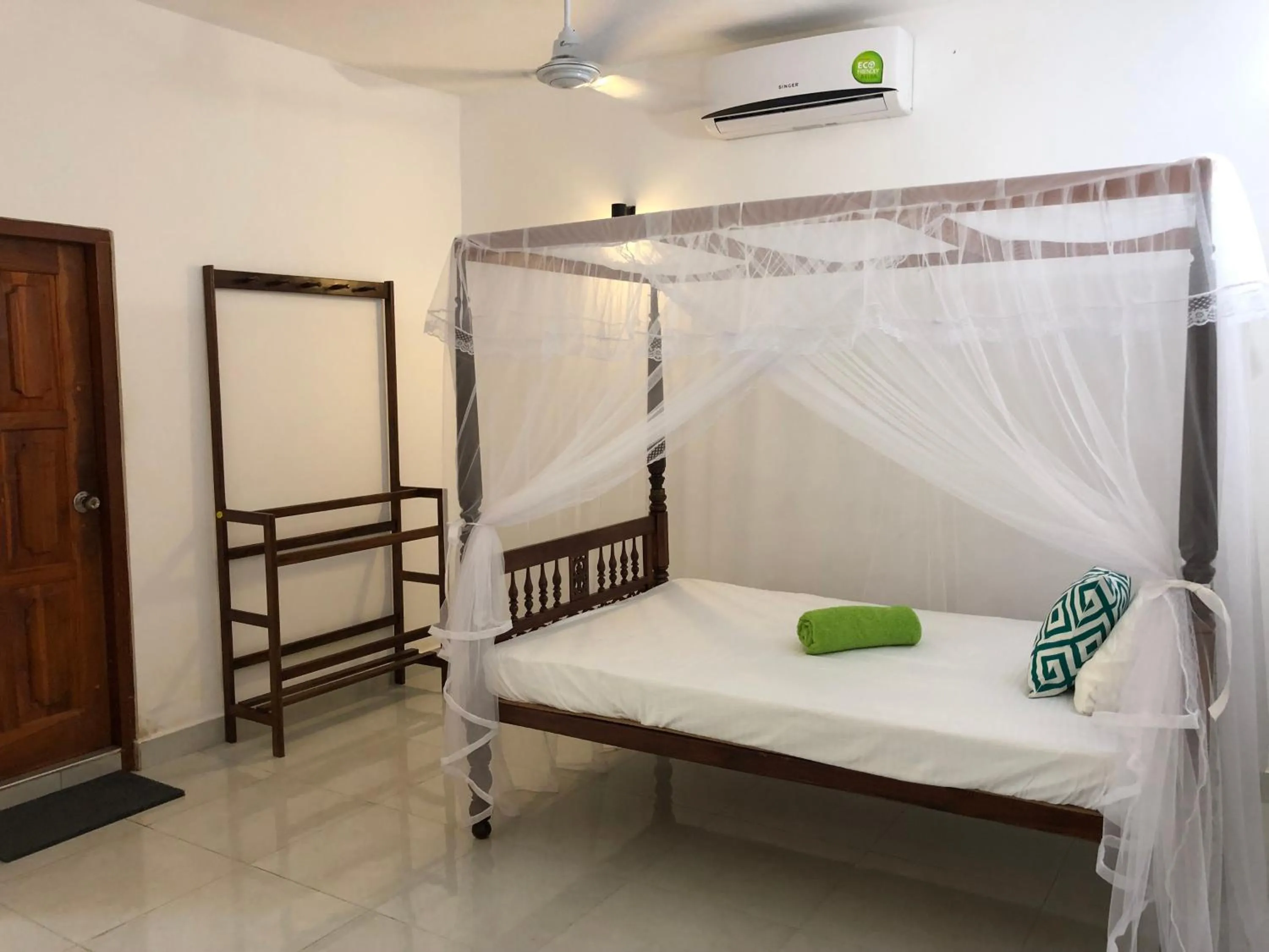 Bed in The Retreat Hotel