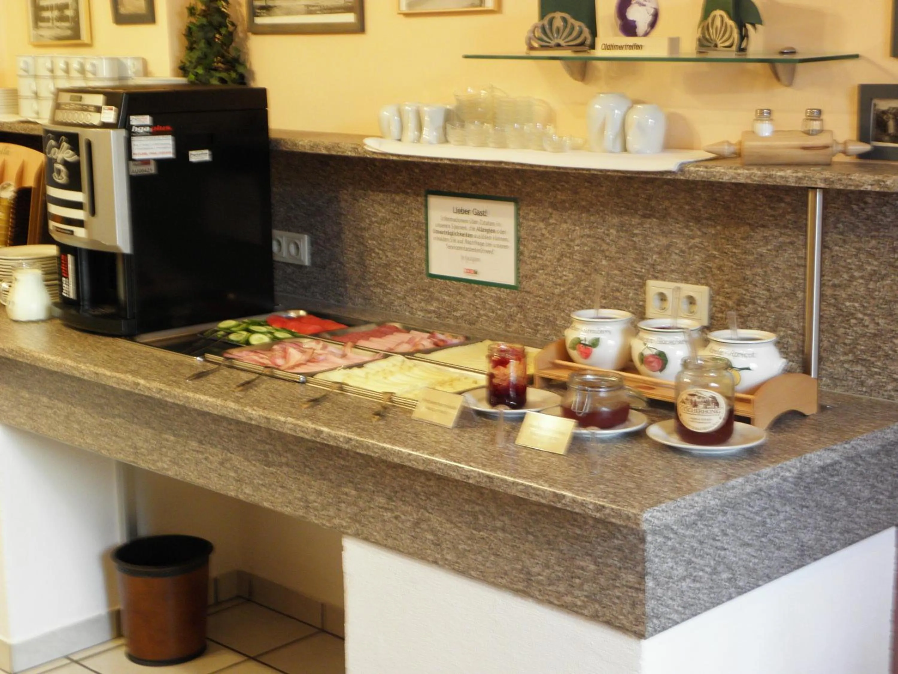 Buffet breakfast in Familie Zuser Hotel Garni