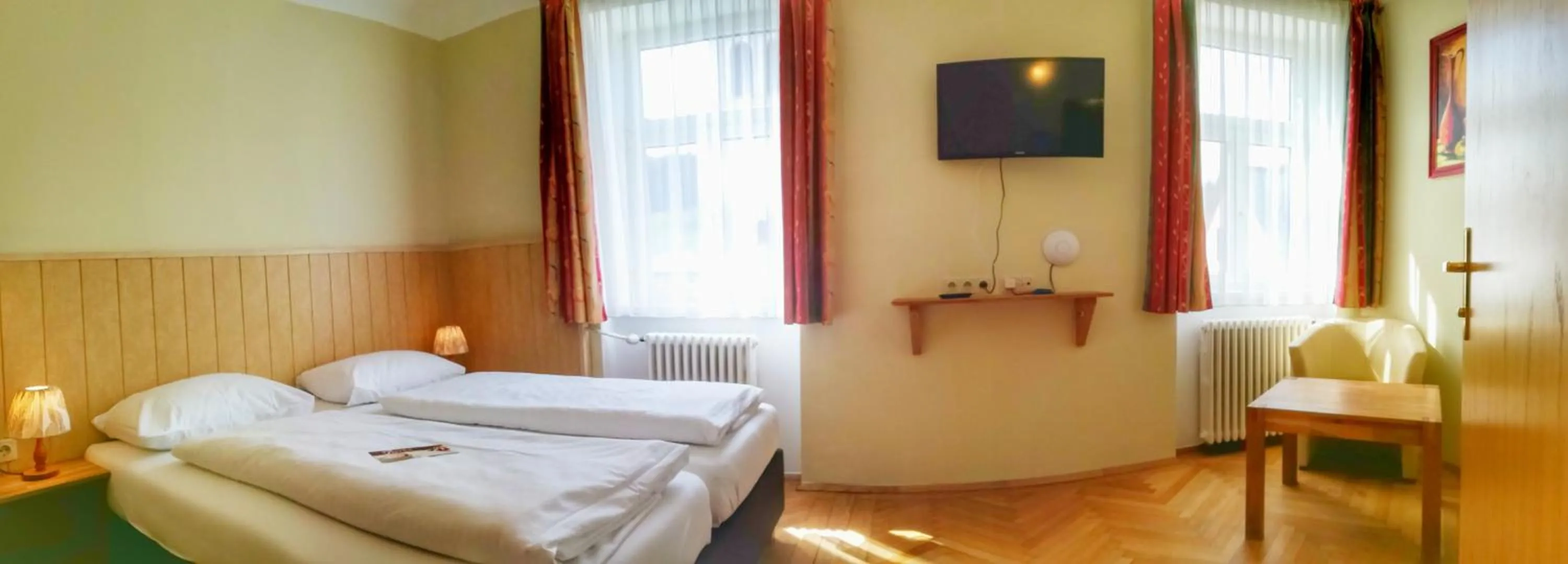 Photo of the whole room, Bed in Familie Zuser Hotel Garni