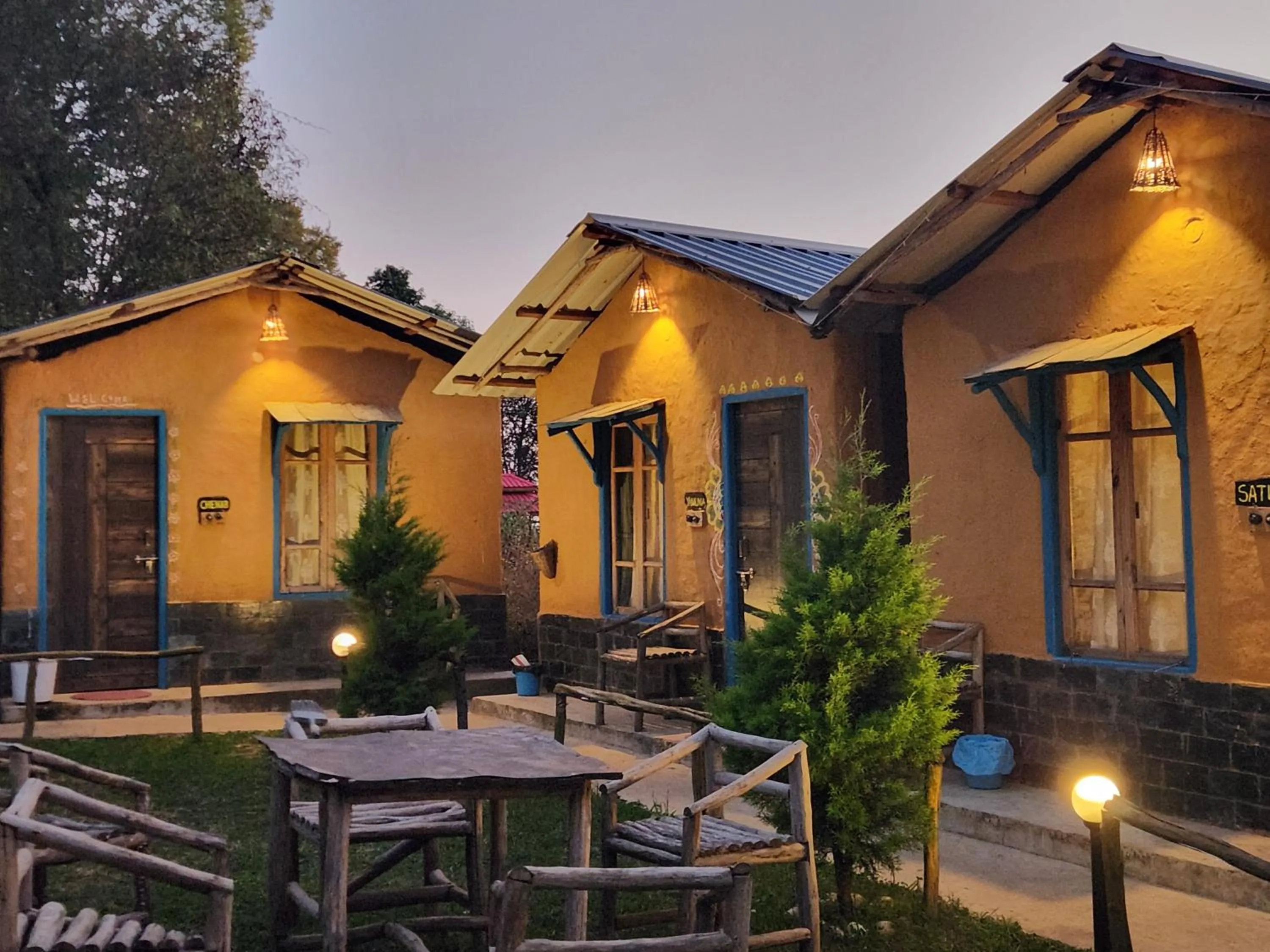 Property building in Monkey Mud House and Camps, Bir