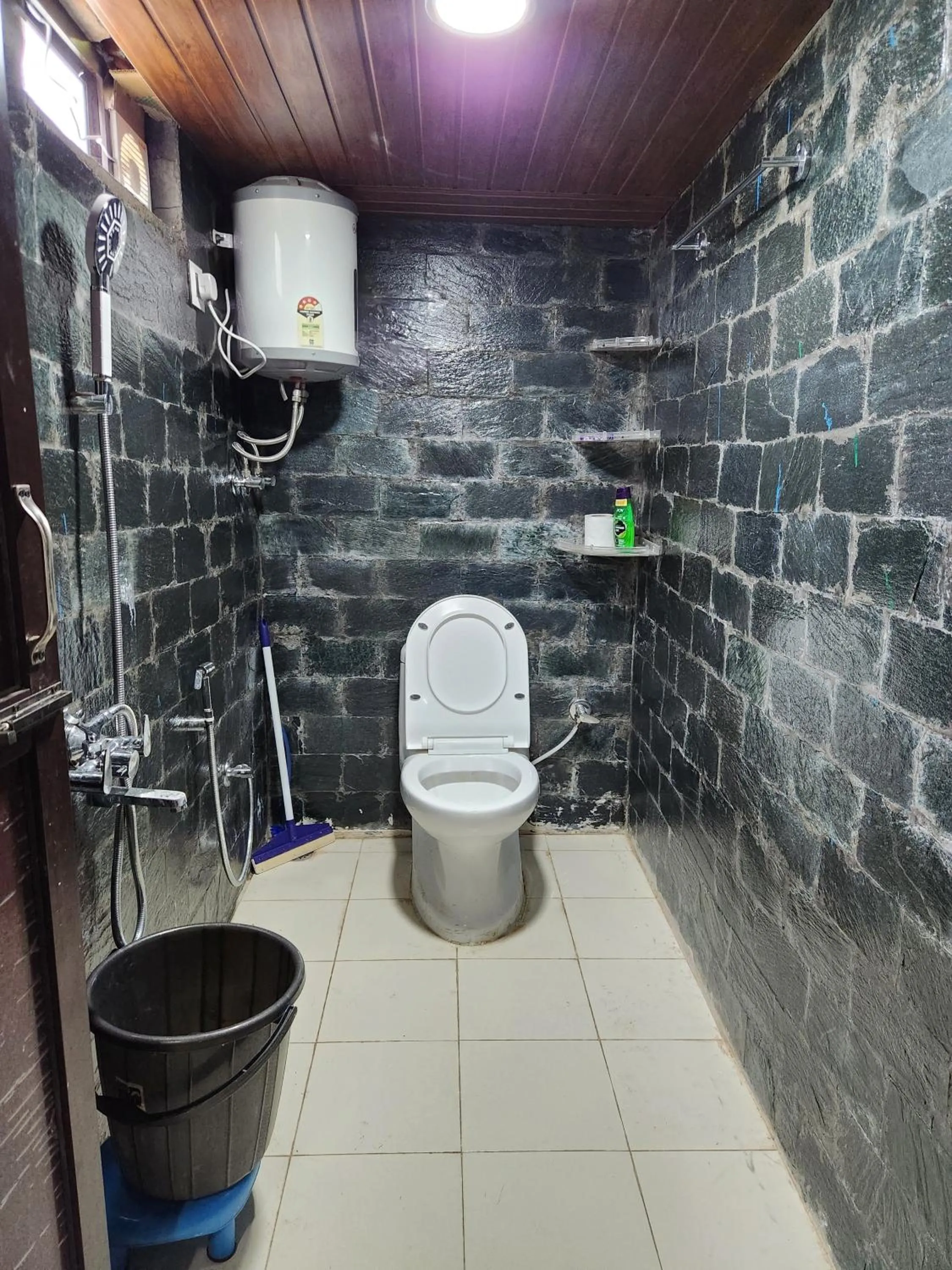 Toilet in Monkey Mud House and Camps, Bir