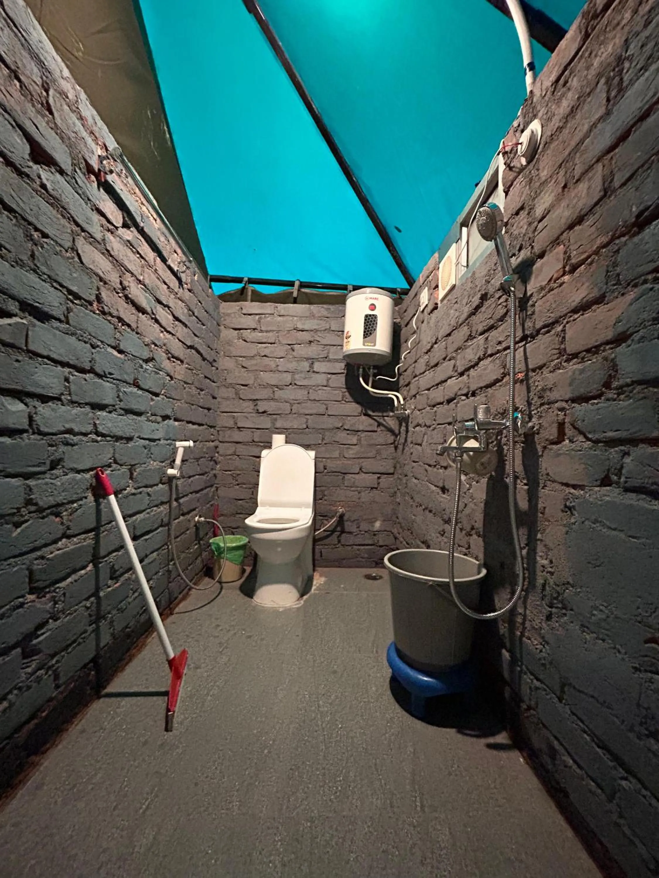 Bathroom in Monkey Mud House and Camps, Bir