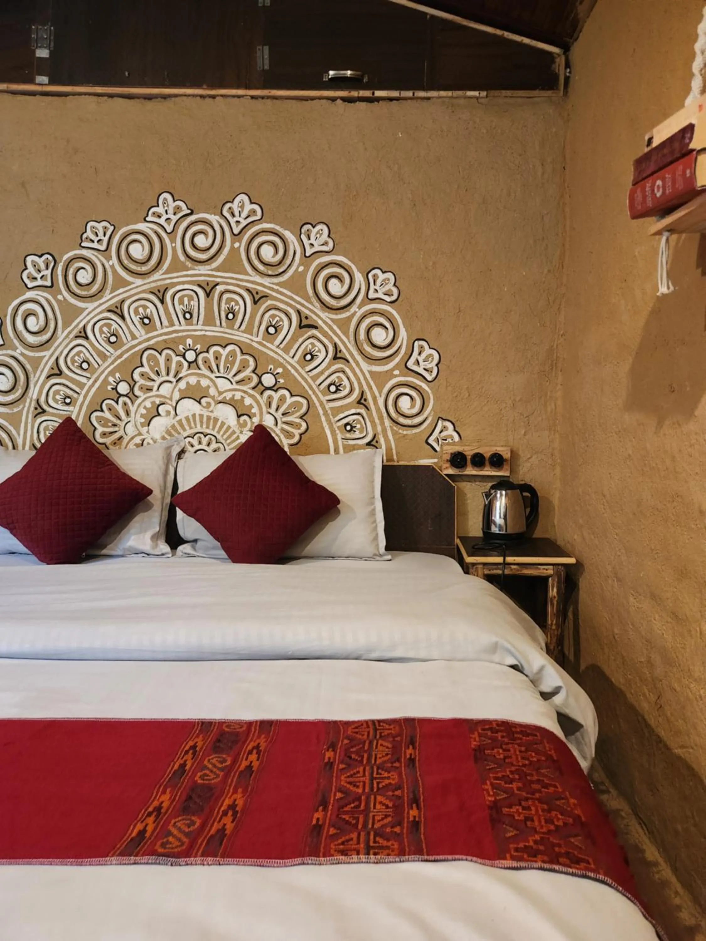 Bedroom, Bed in Monkey Mud House and Camps, Bir