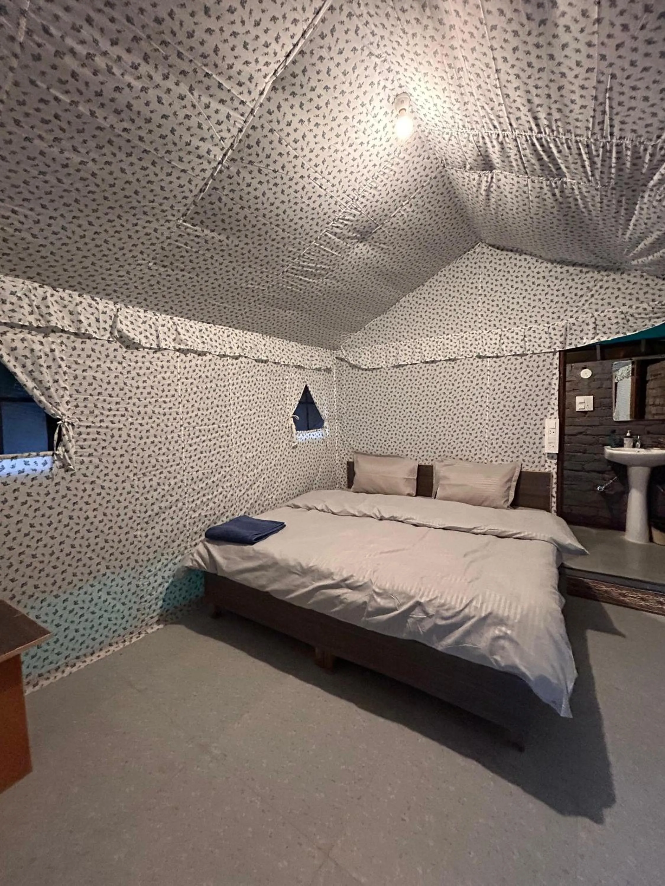 Bed in Monkey Mud House and Camps, Bir