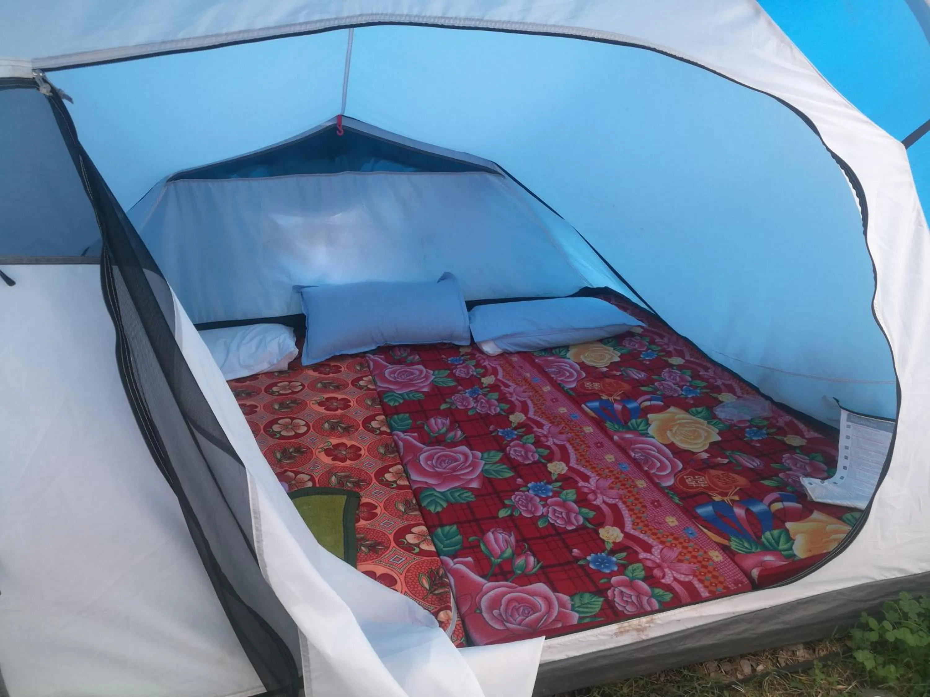 Bed in Monkey Mud House and Camps, Bir