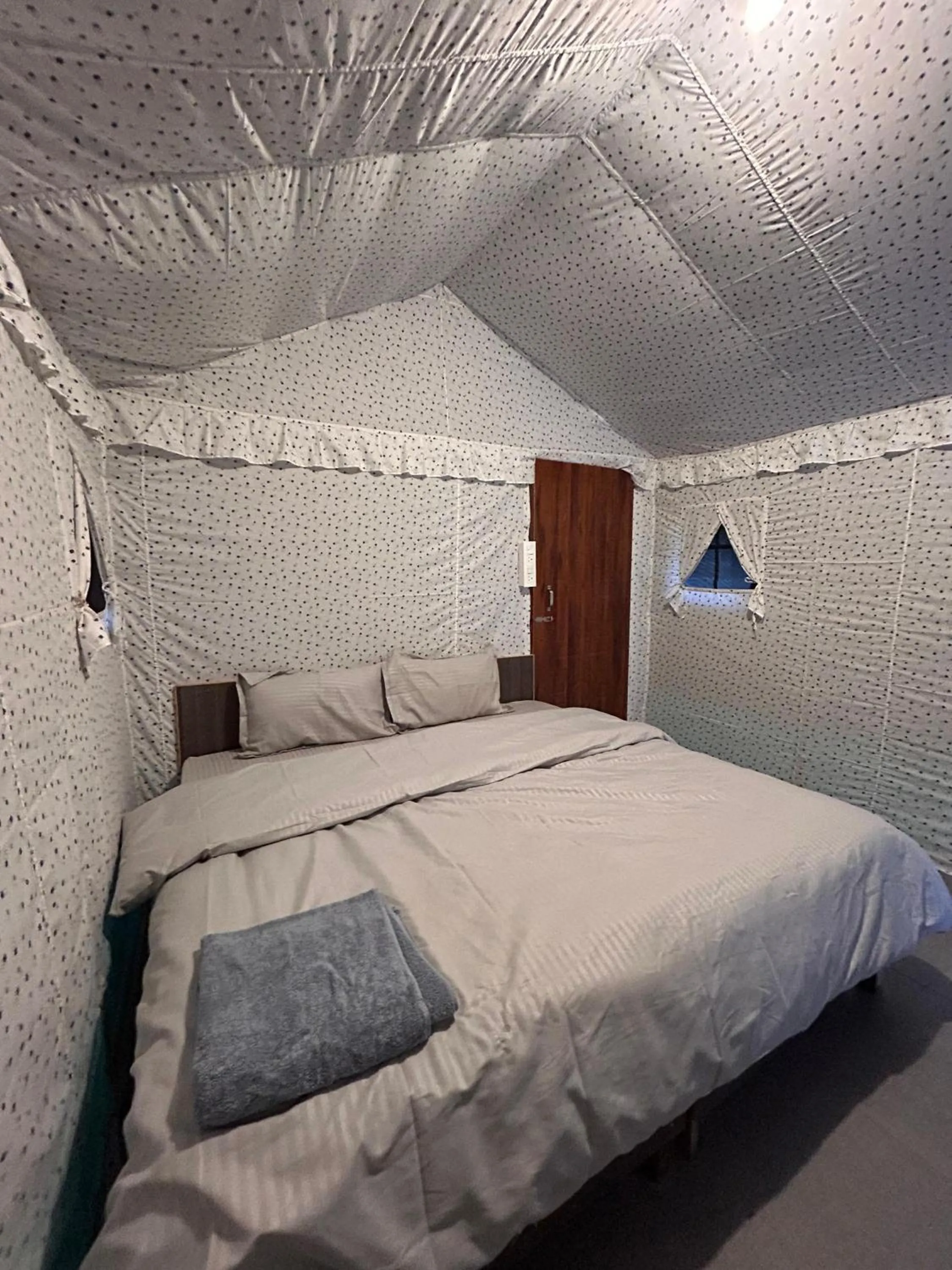 Bed in Monkey Mud House and Camps, Bir
