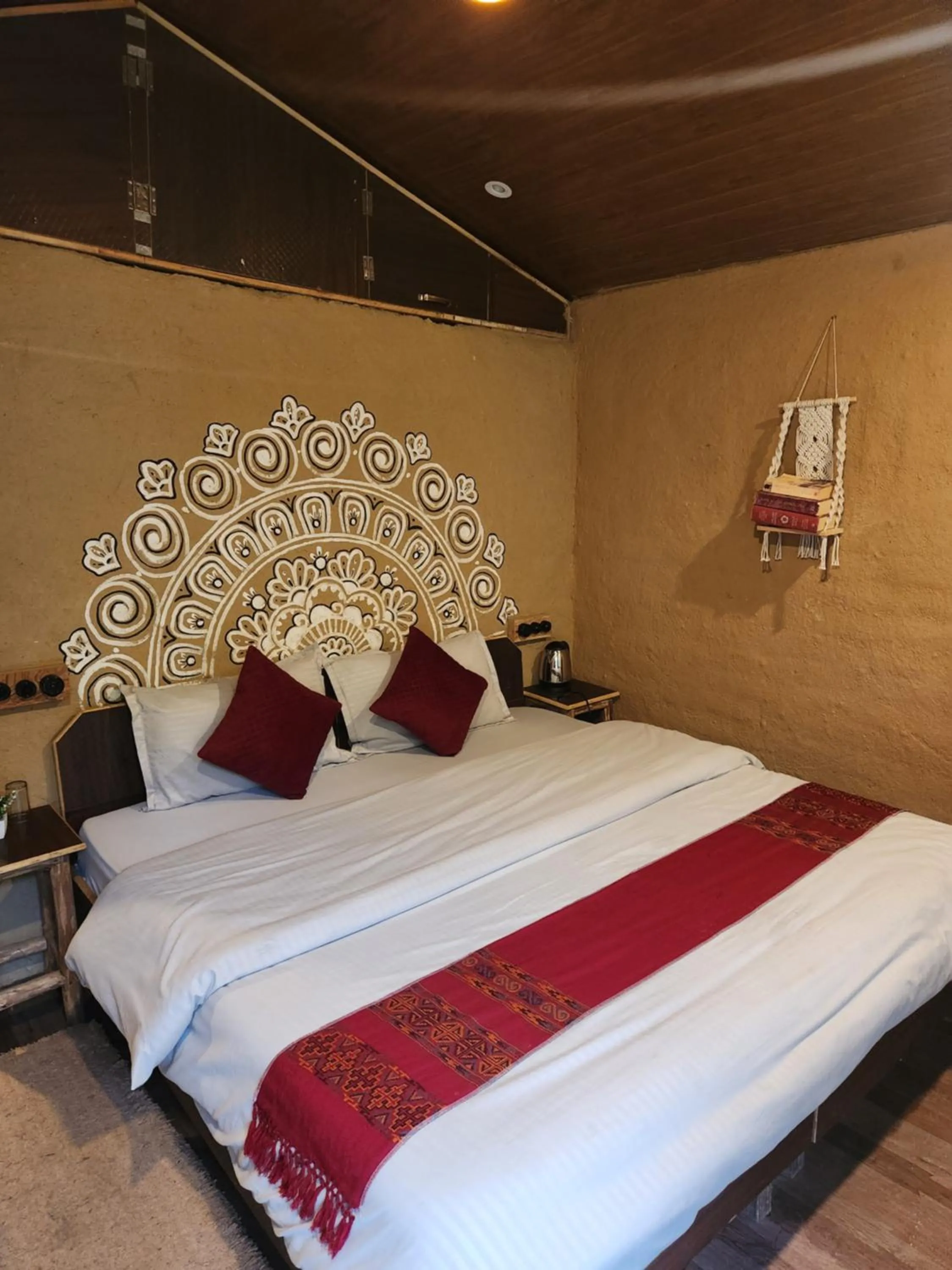 Bedroom, Bed in Monkey Mud House and Camps, Bir