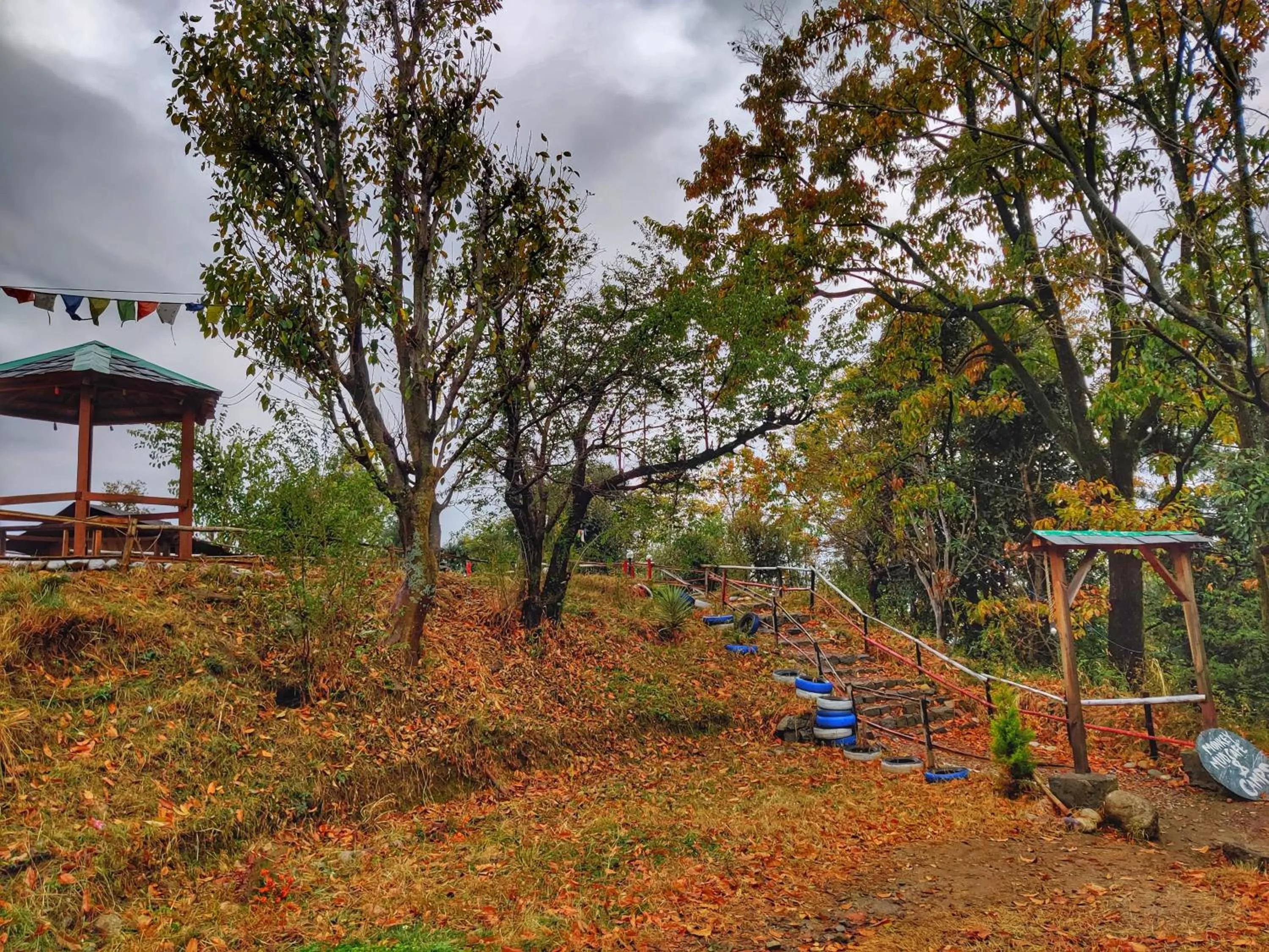 Day in Monkey Mud House and Camps, Bir