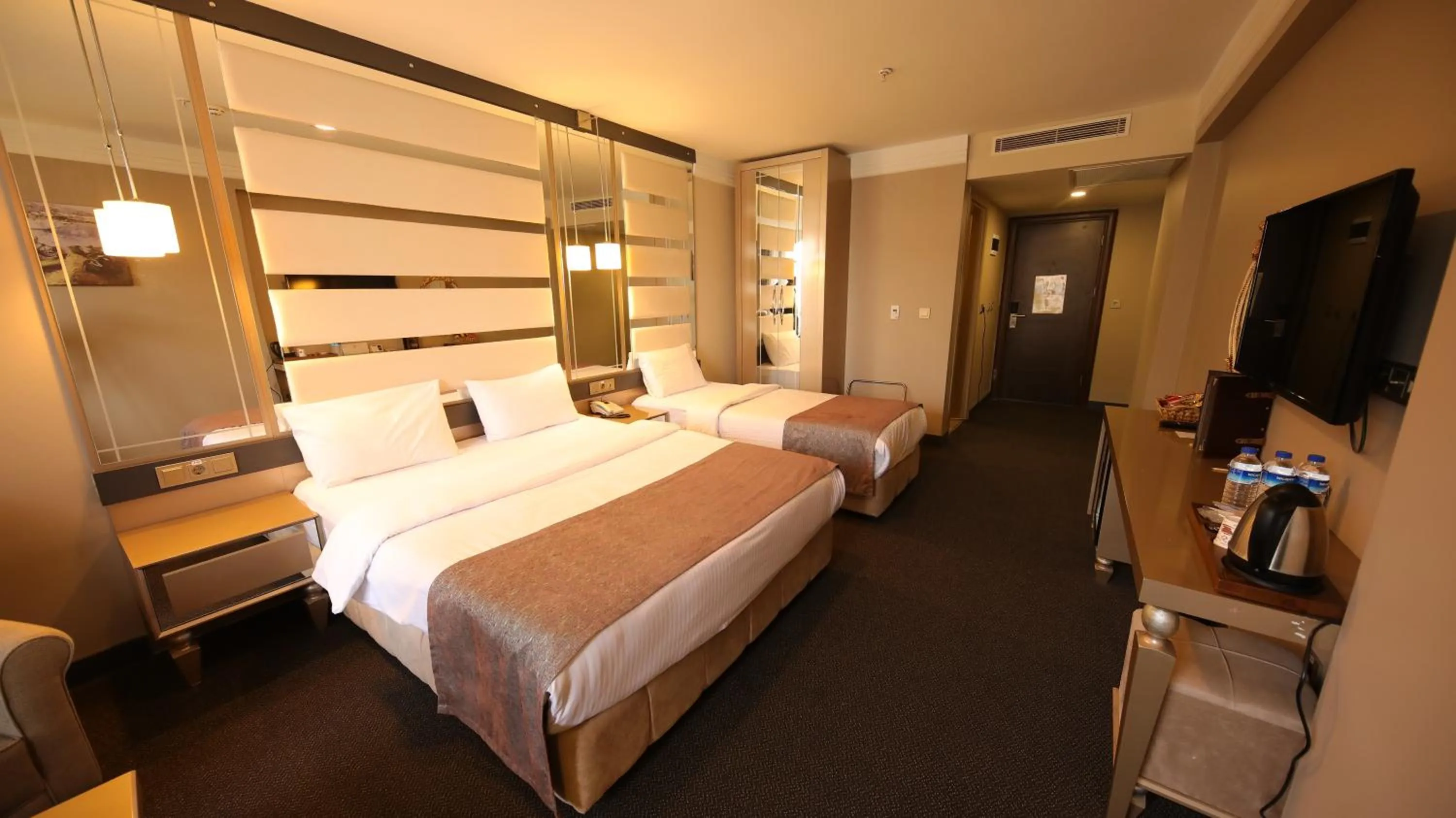 Photo of the whole room, Bed in Reform Hotel