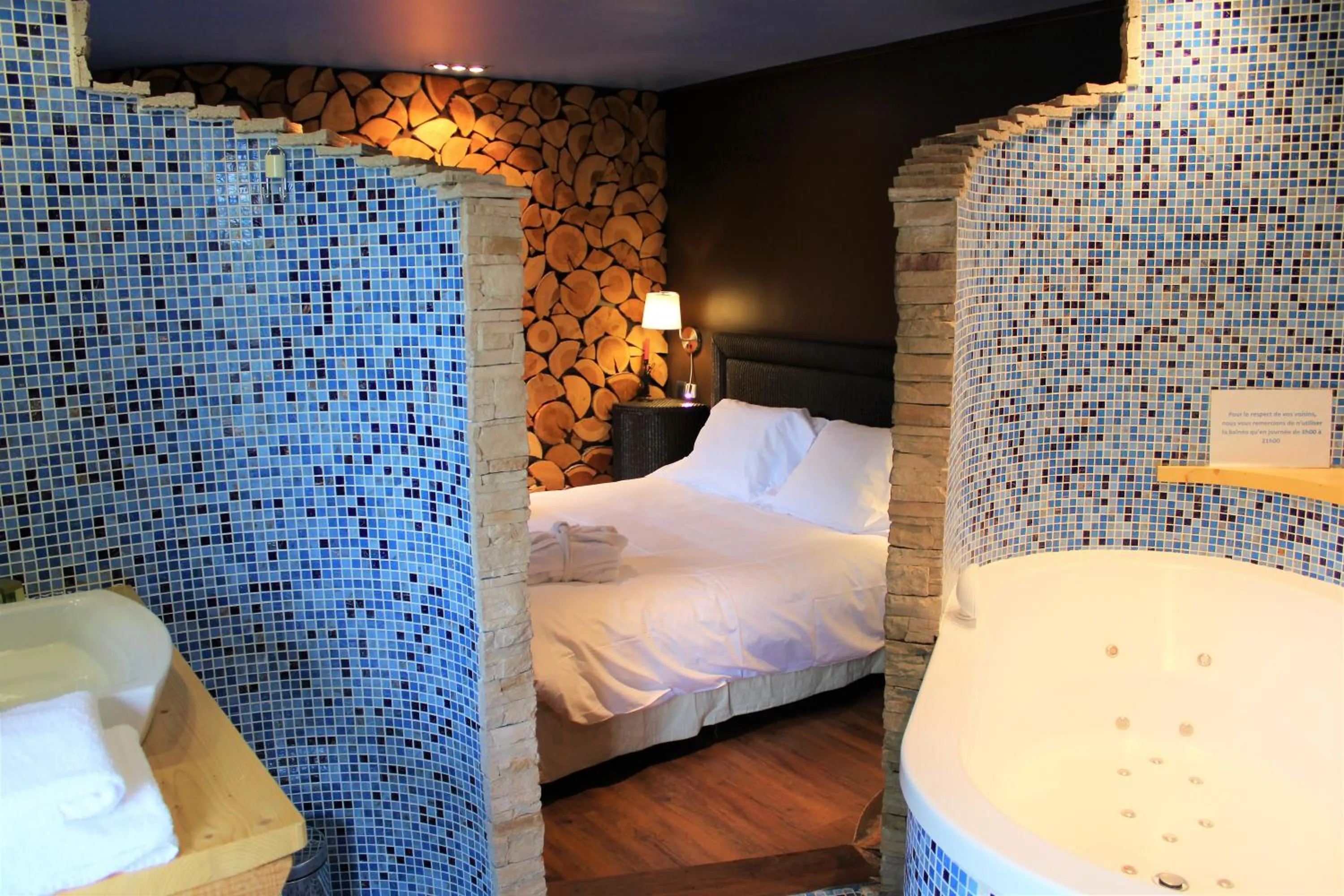 Bathroom, Bed in Le Bailliage Hôtel & Spa