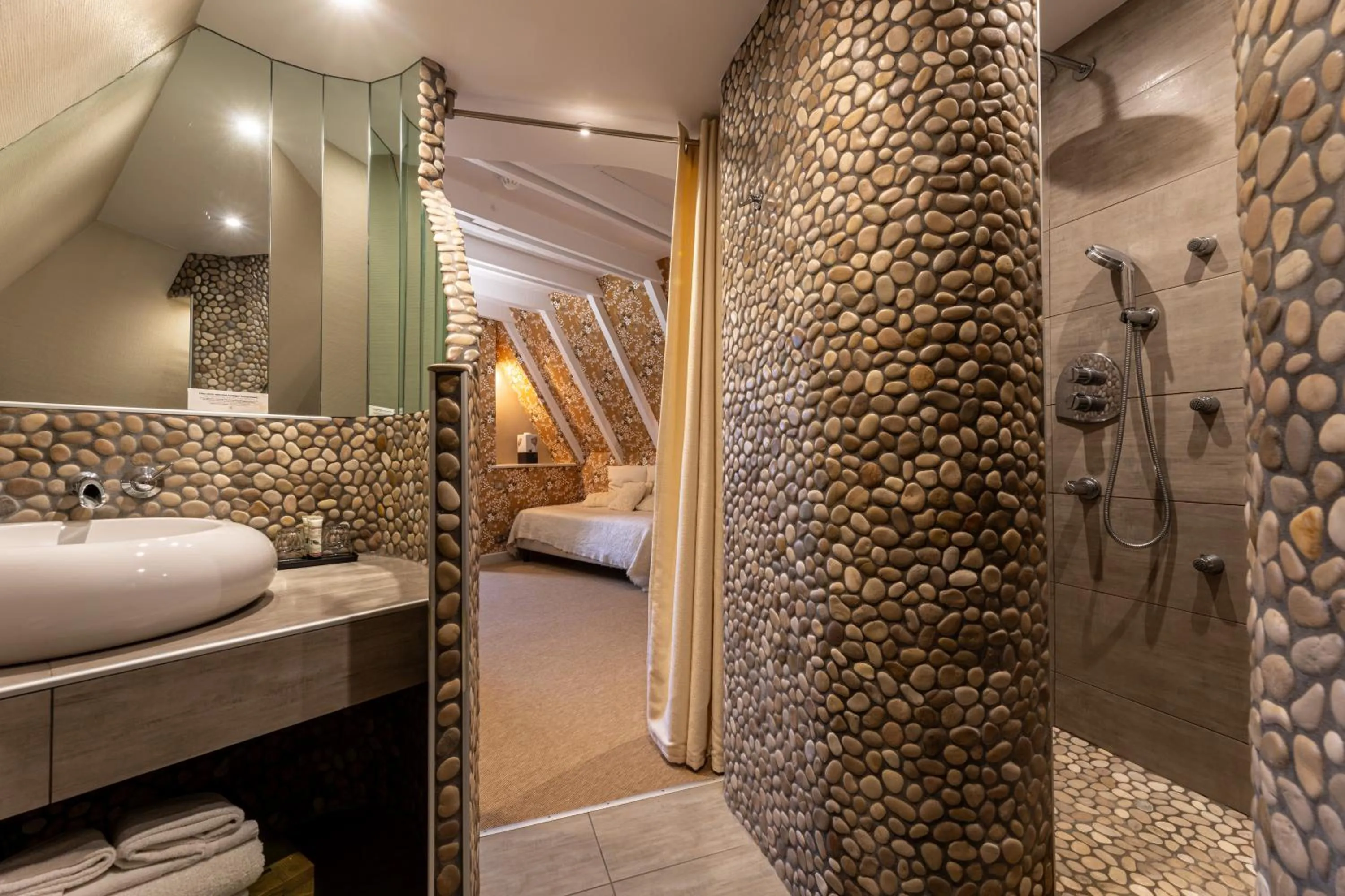 Bathroom, Bed in Le Bailliage Hôtel & Spa