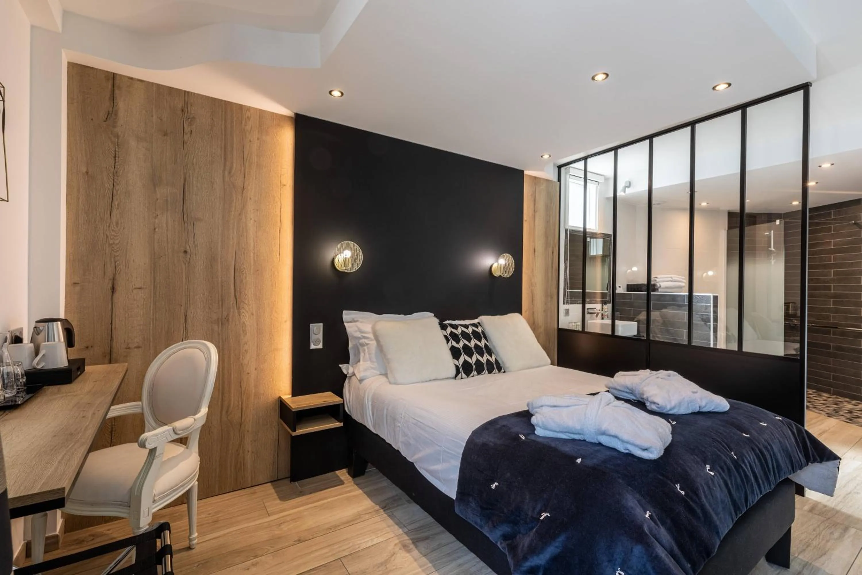 Bathroom, Bed in Le Bailliage Hôtel & Spa