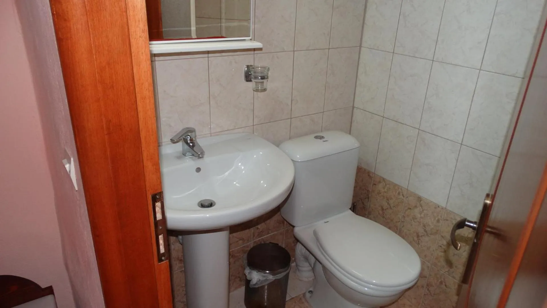 Bathroom in Akrotainaritis