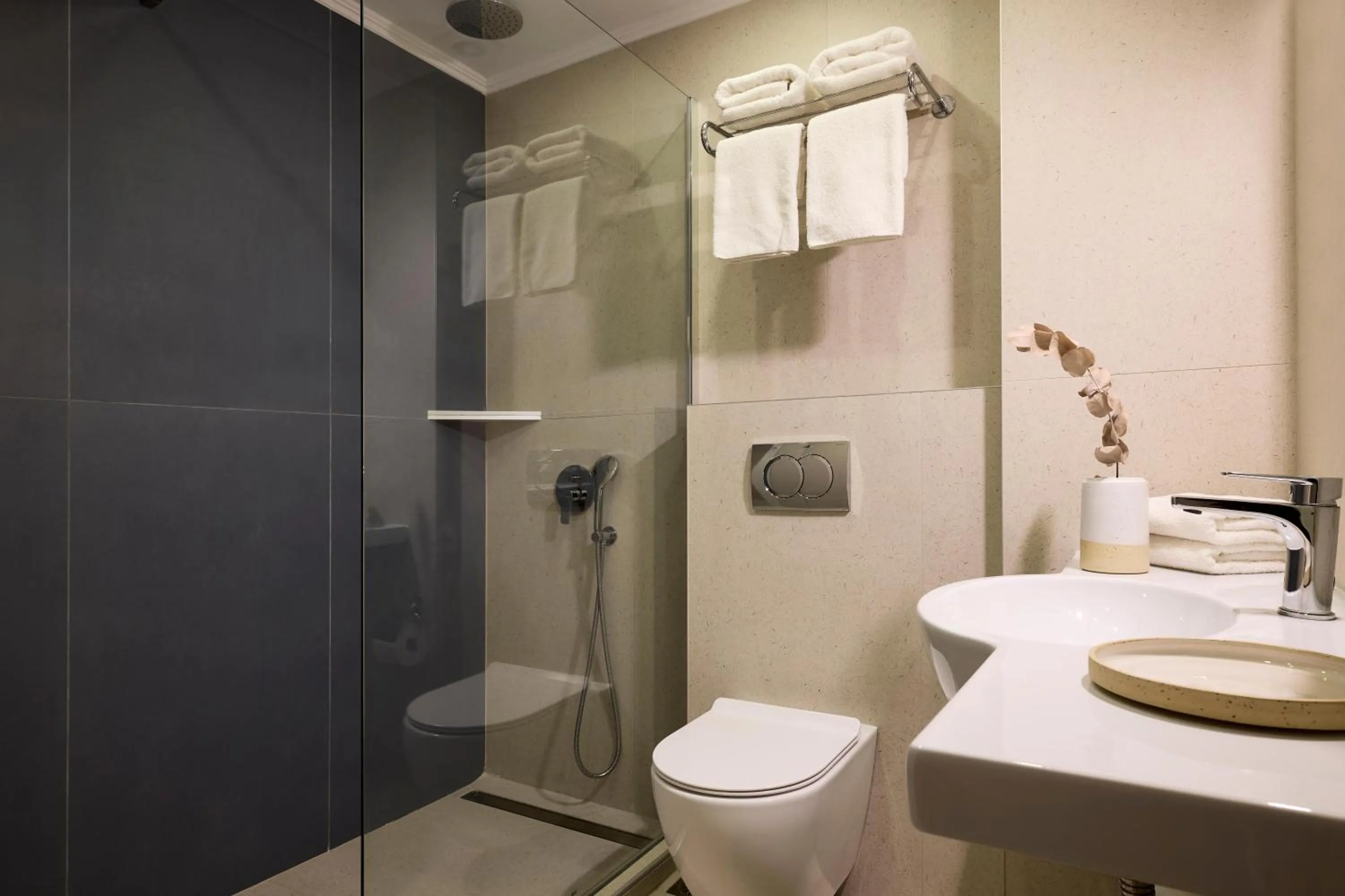 Shower in Glavas Inn Hotel