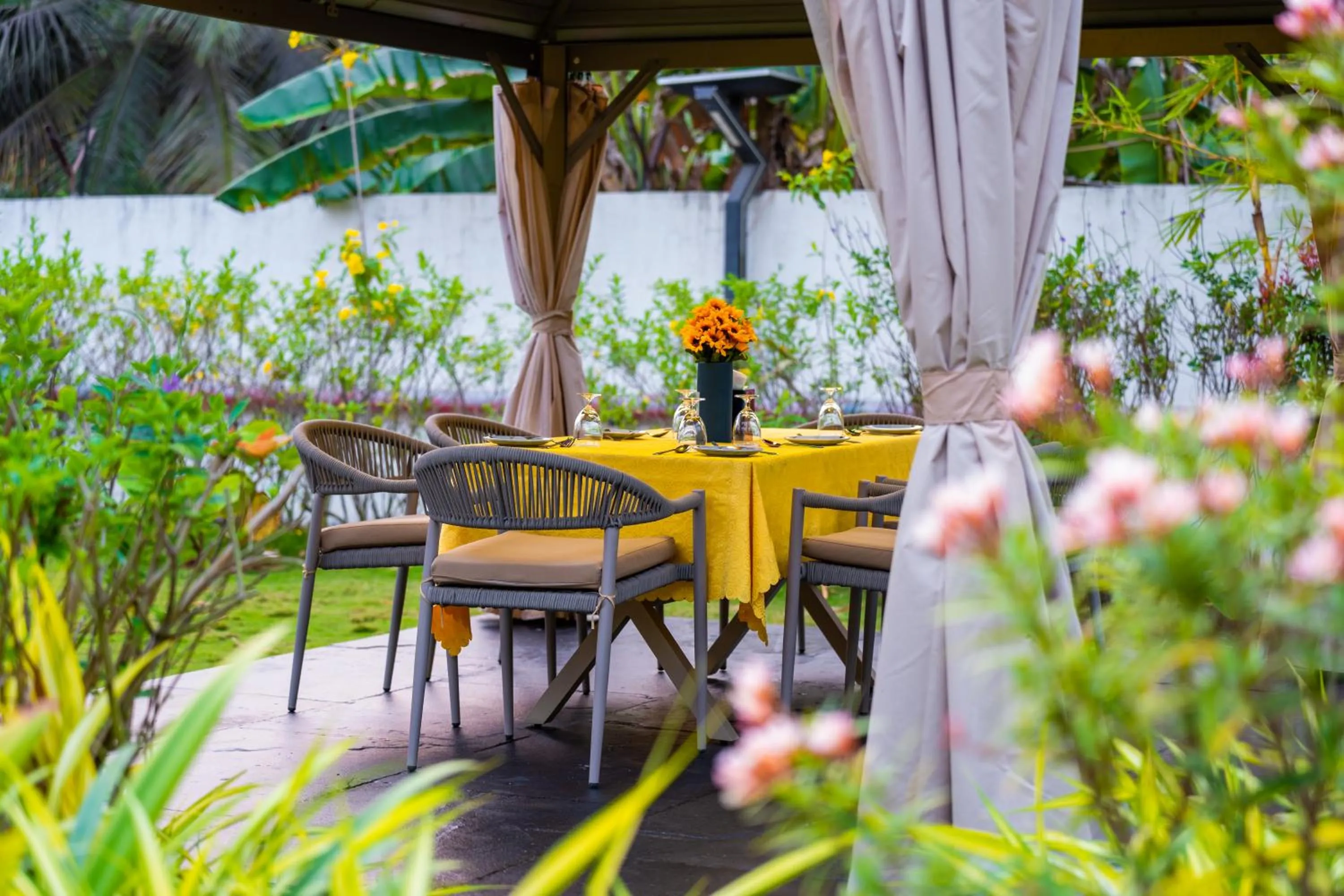 Restaurant/places to eat in Treat Beach Resort