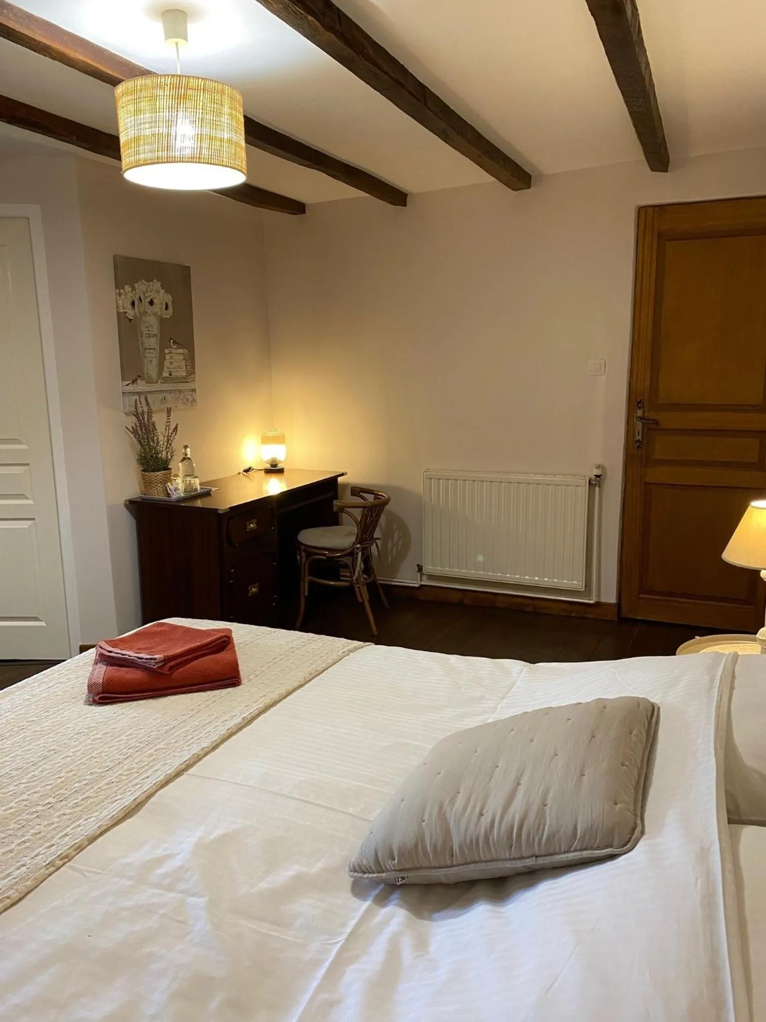 Photo of the whole room, Bed in L'Envers