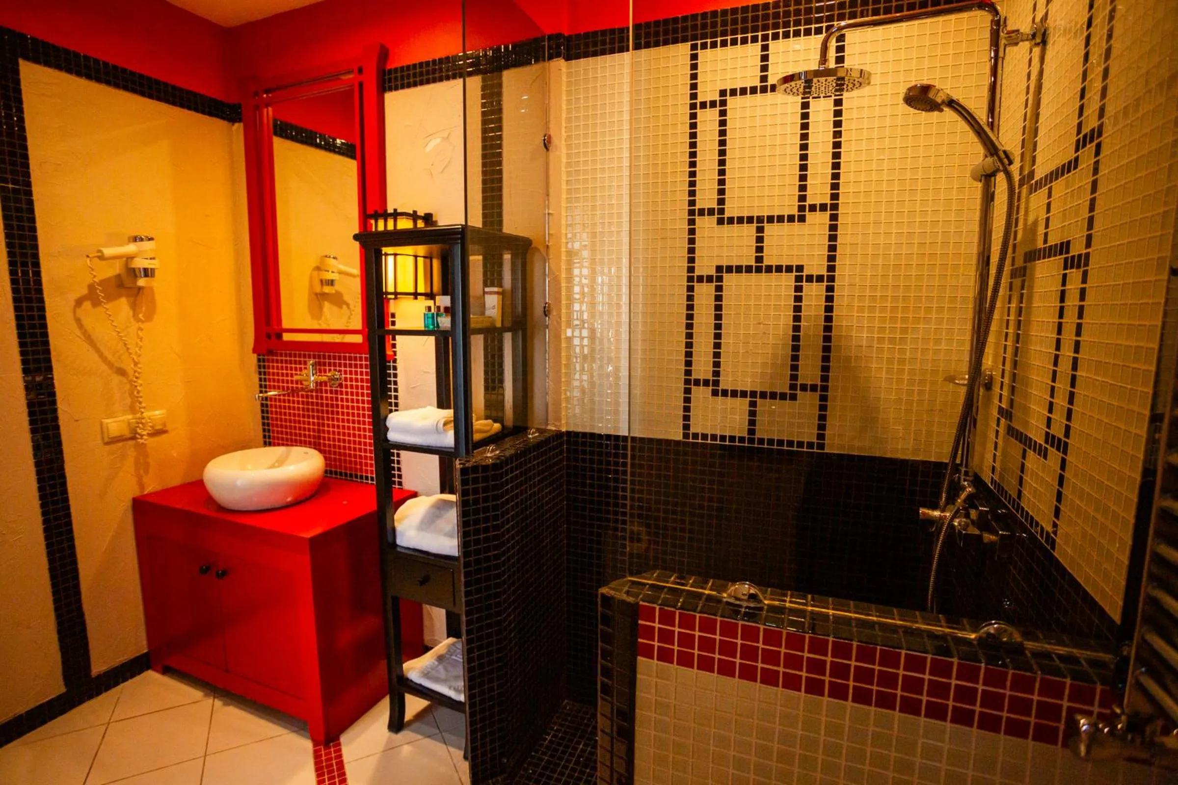 Shower in Piazza Boutique Hotel