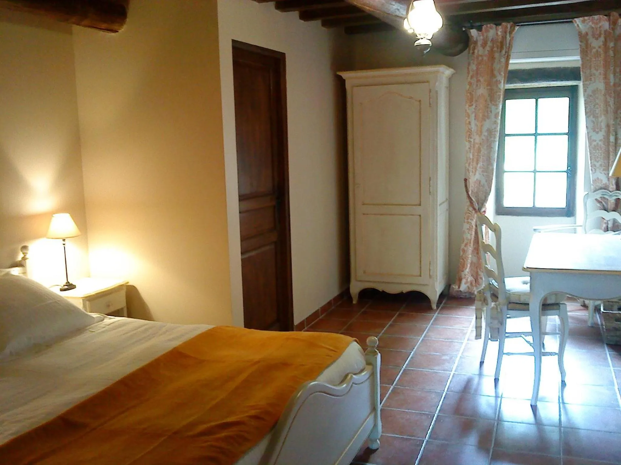 Photo of the whole room, Bed in Le Vieux Moulin de Jouques