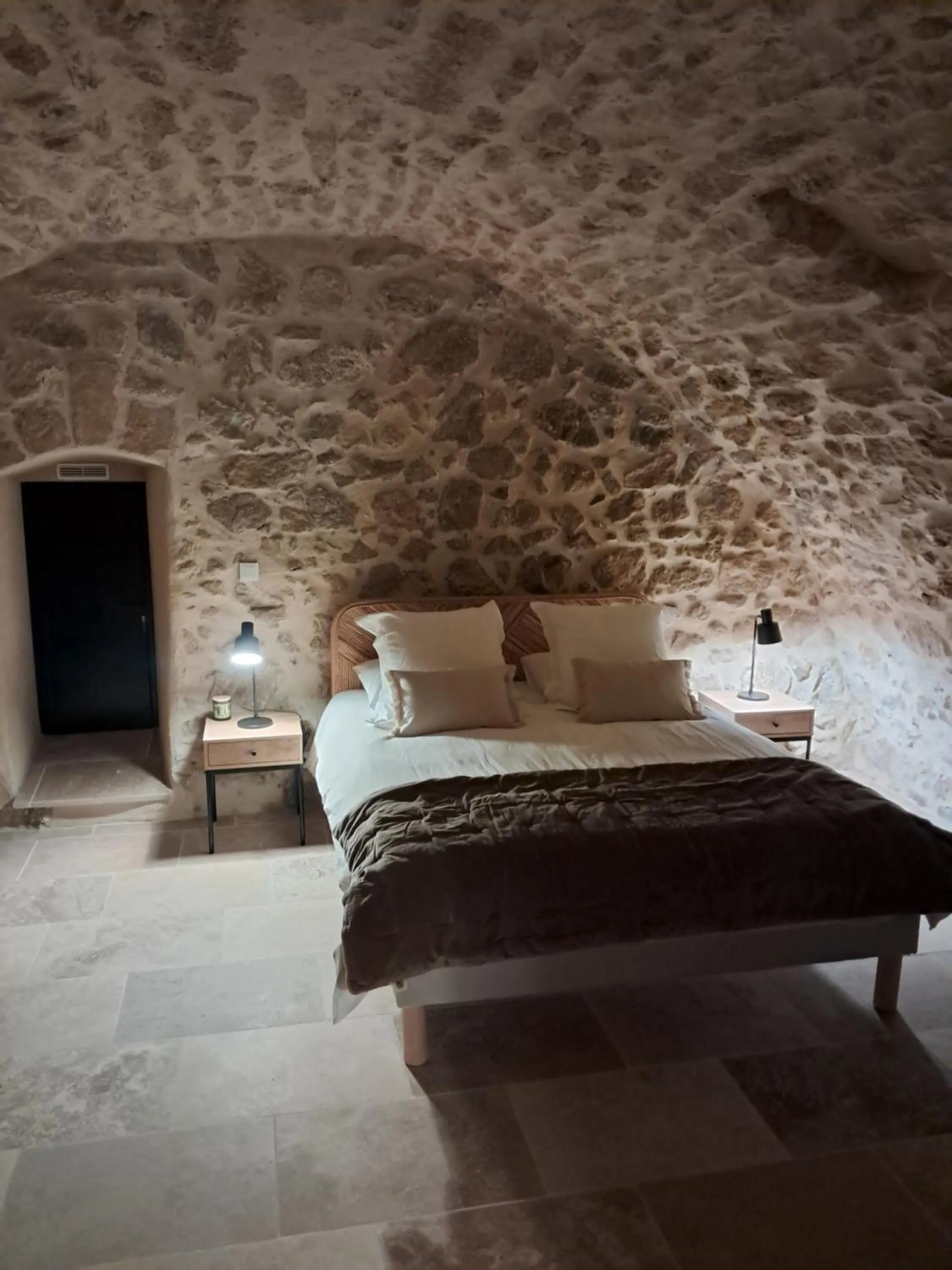 Bed in Le Vieux Moulin de Jouques