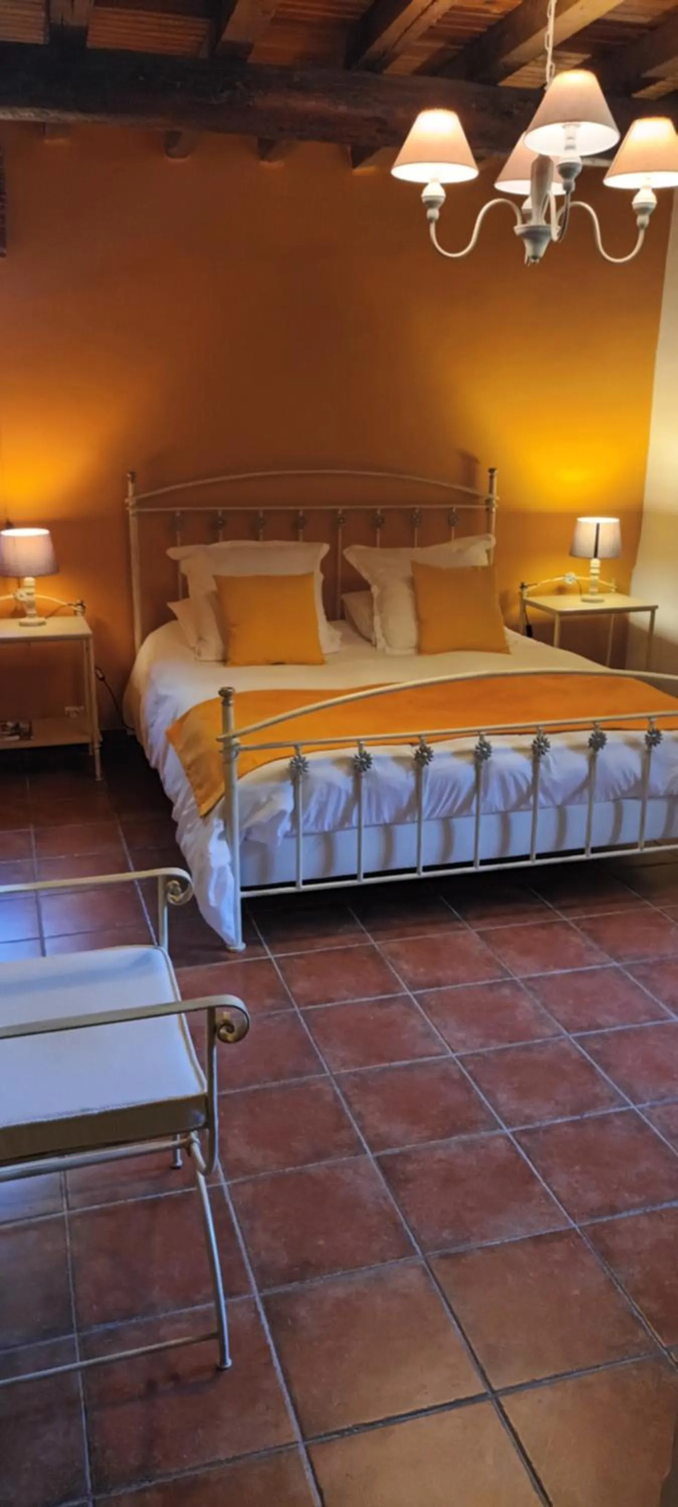 Bed in Le Vieux Moulin de Jouques