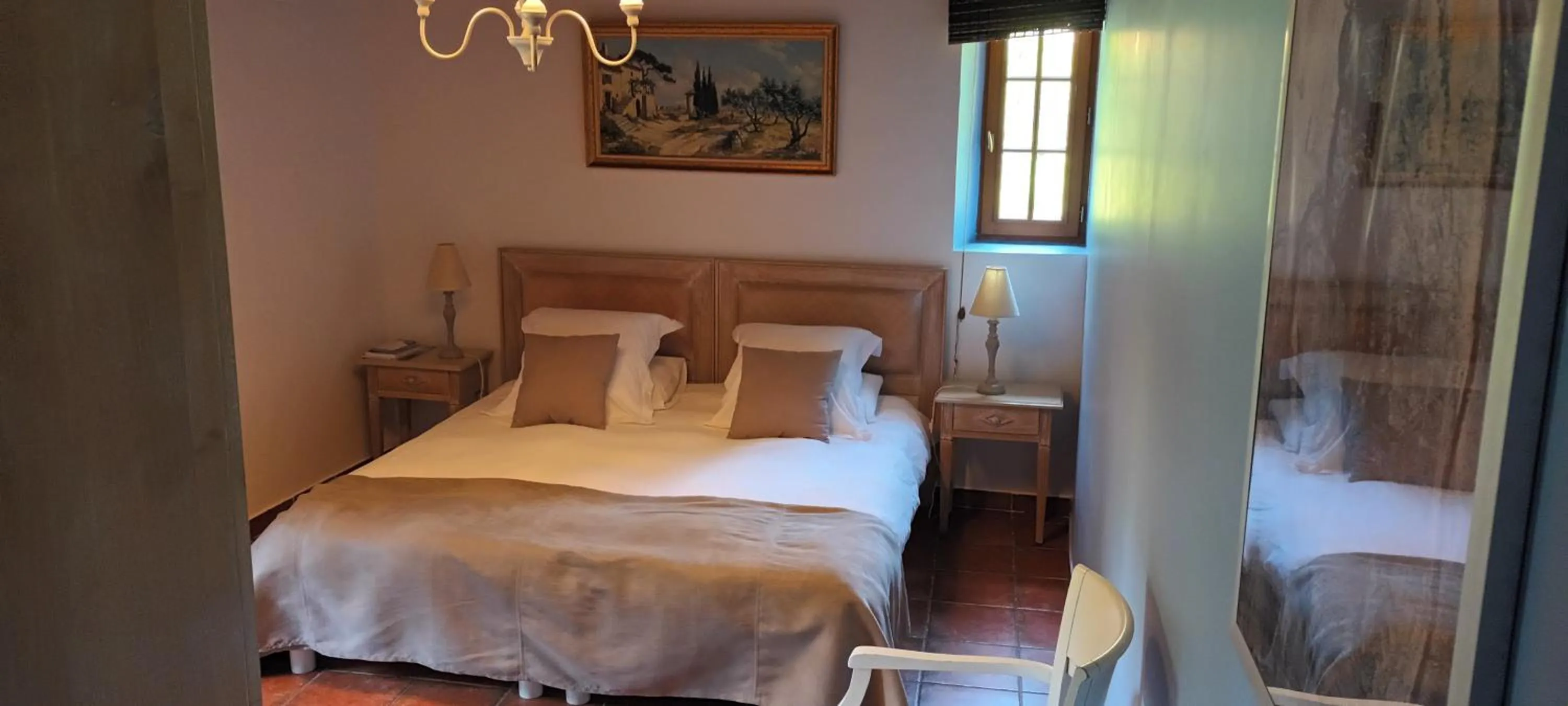 Bed in Le Vieux Moulin de Jouques