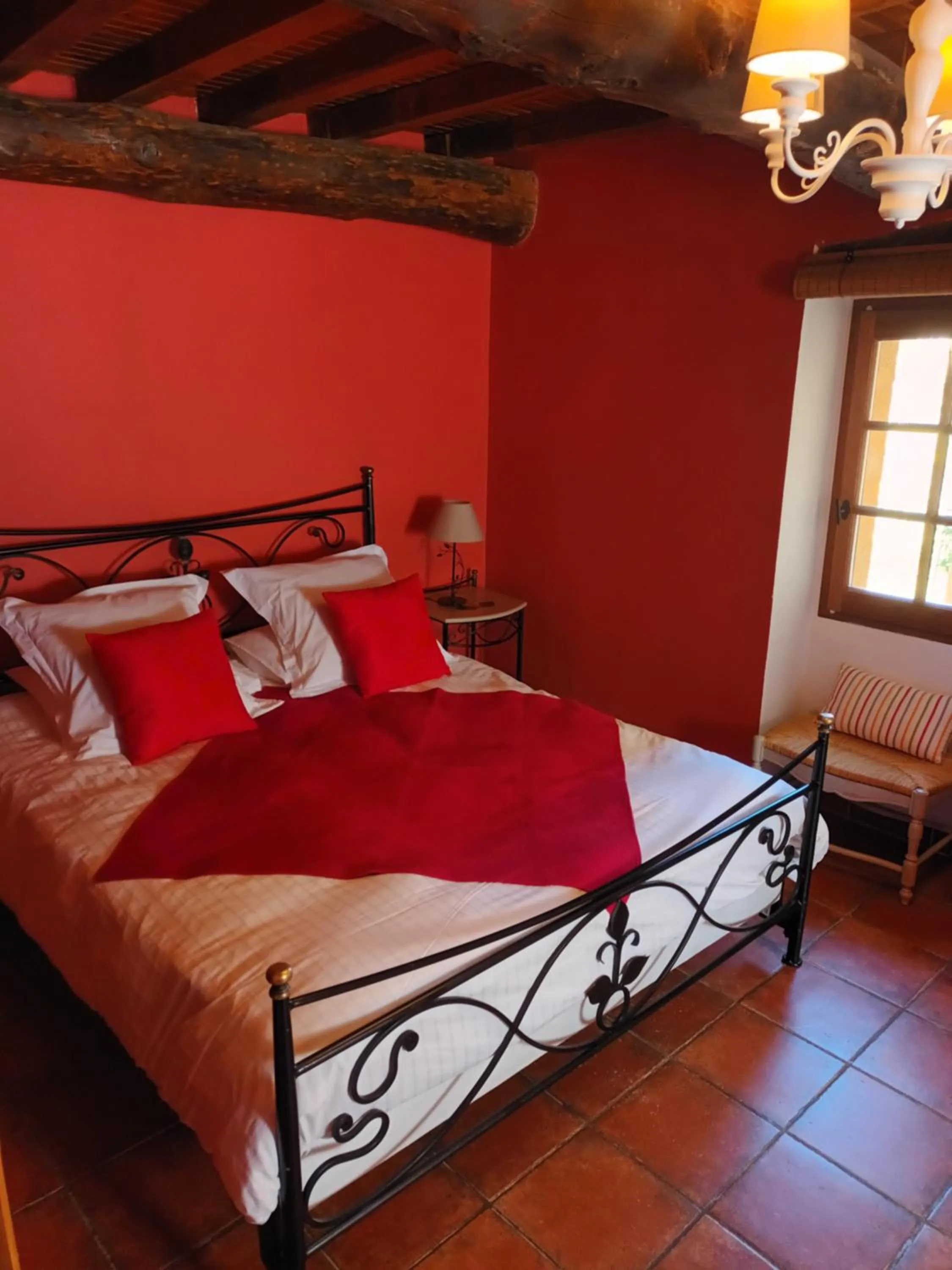 Bed in Le Vieux Moulin de Jouques
