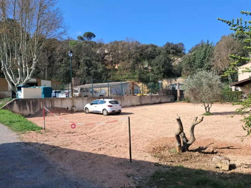 Parking in Le Vieux Moulin de Jouques