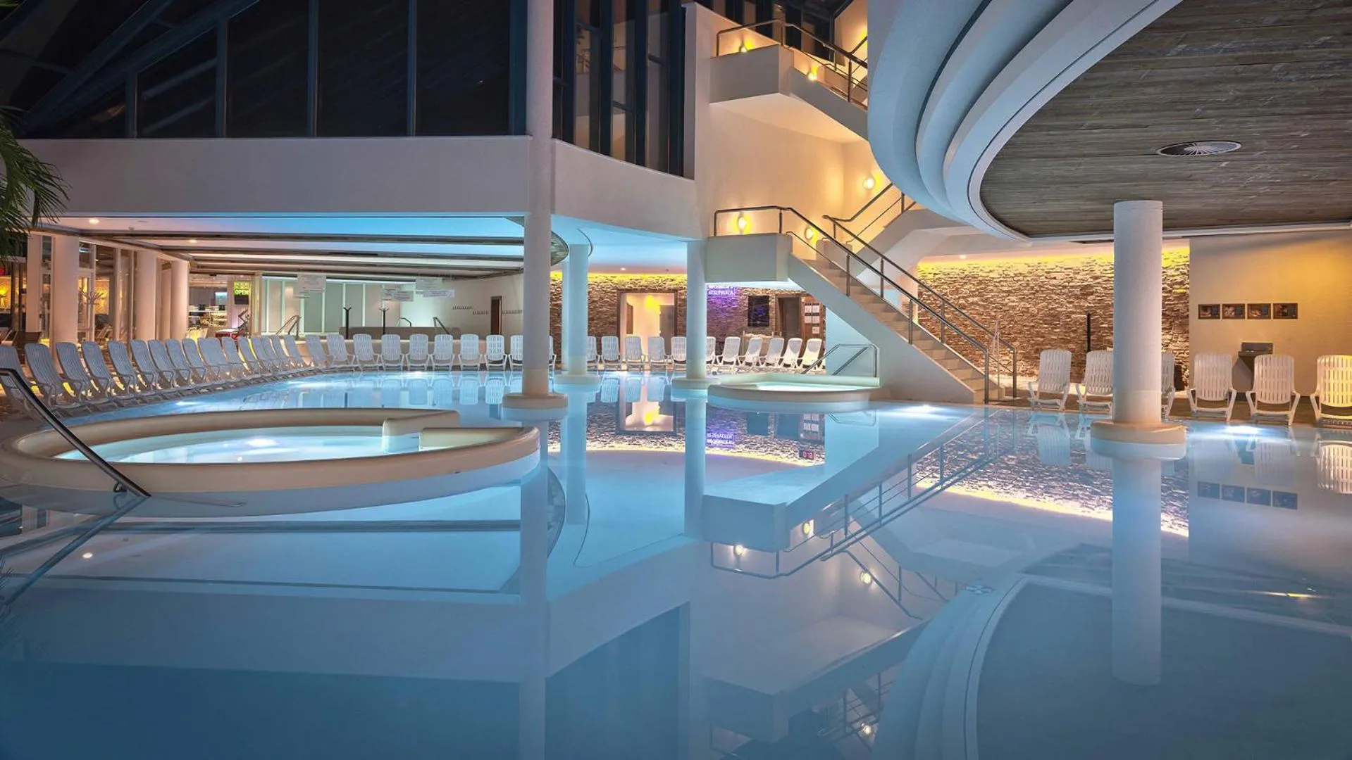 Swimming pool in Sanadome Hotel & Spa Nijmegen