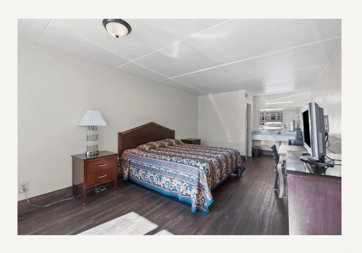 Bed in Family Inns of America - Mobile