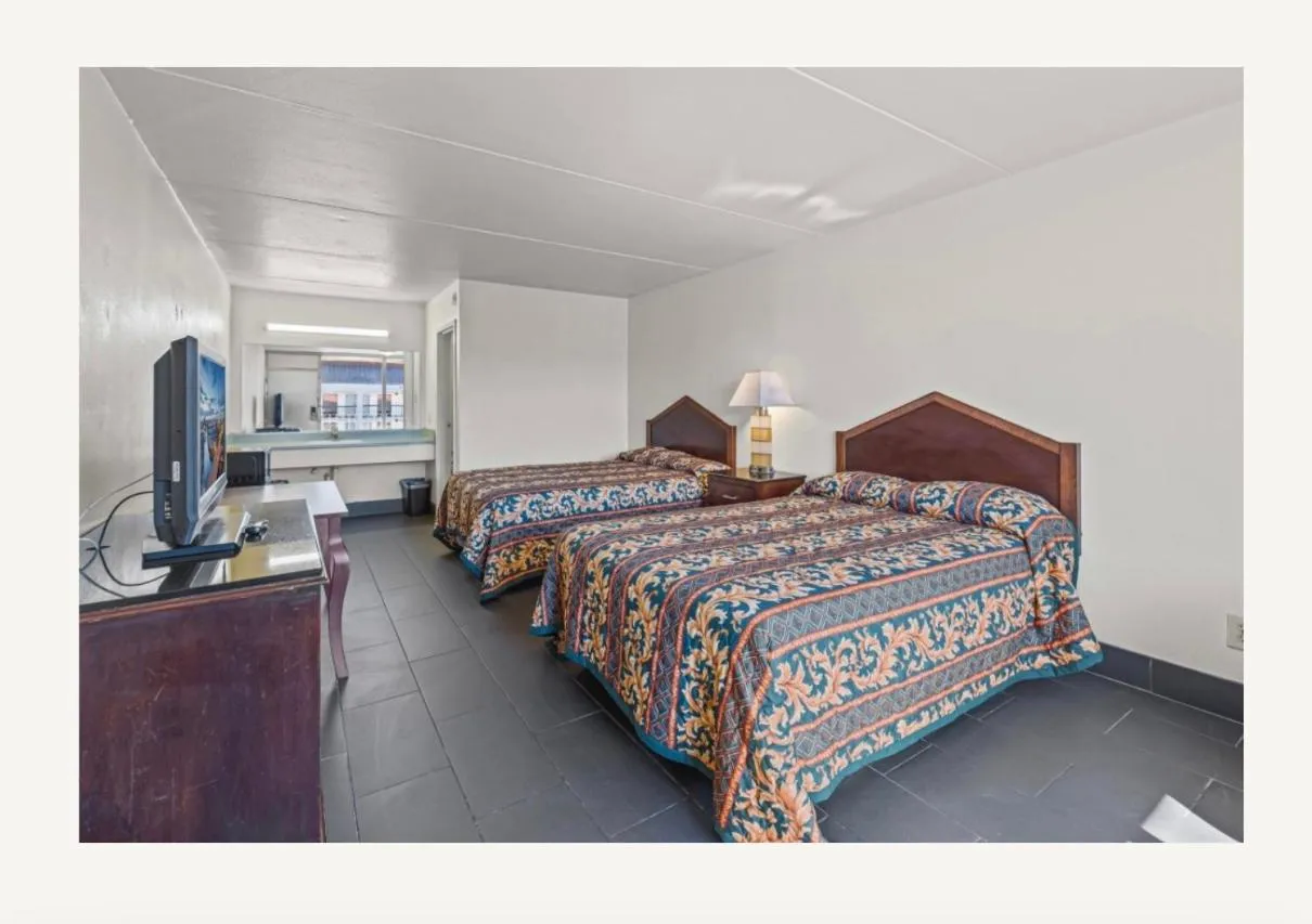 Bed in Family Inns of America - Mobile