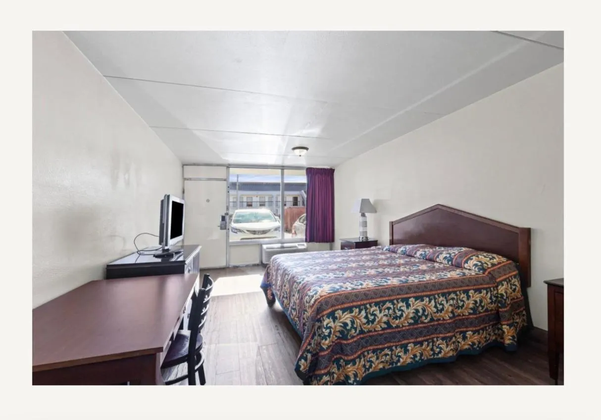 Bed in Family Inns of America - Mobile