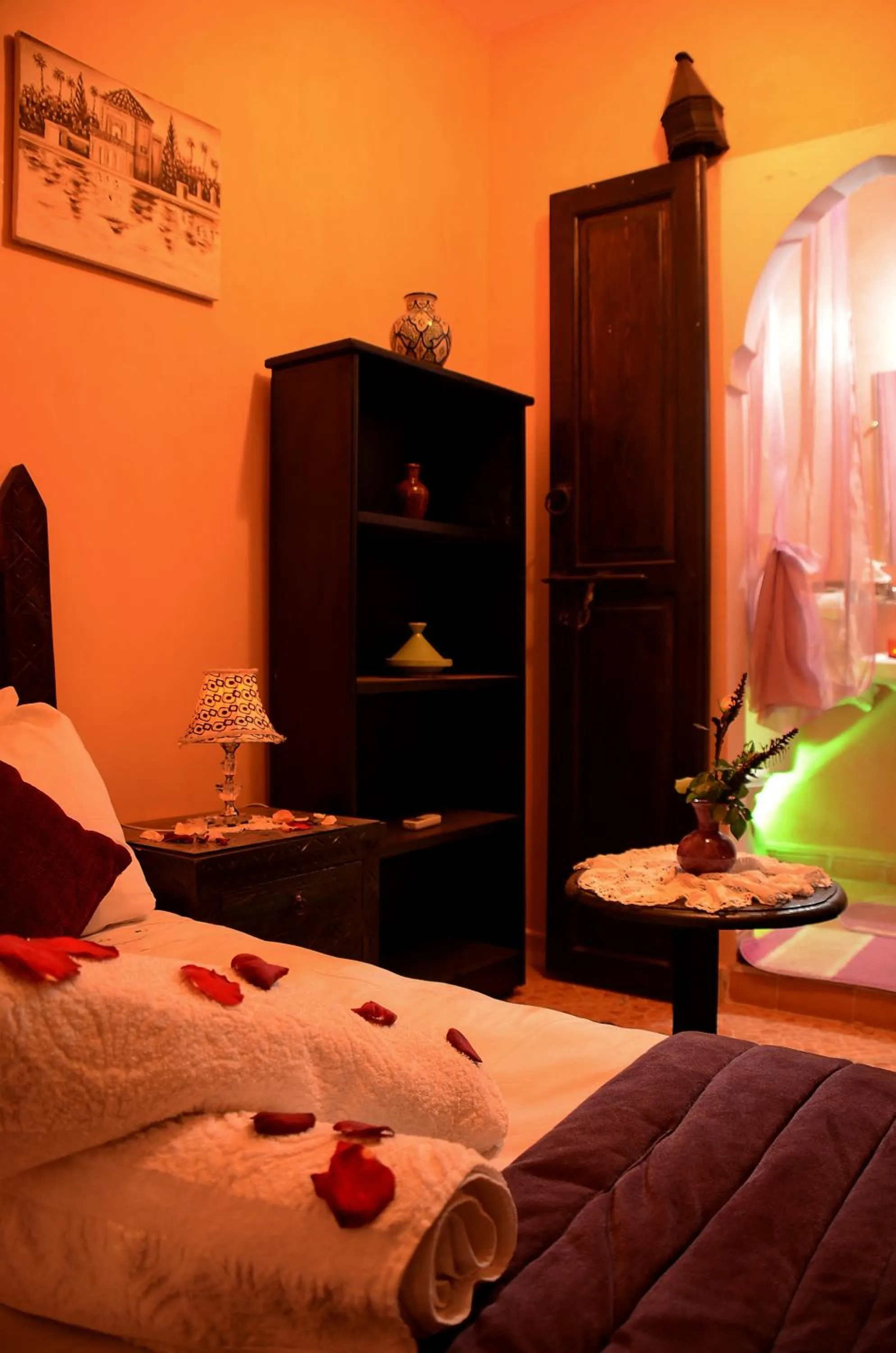 Photo of the whole room, Bed in Dar LEULEU