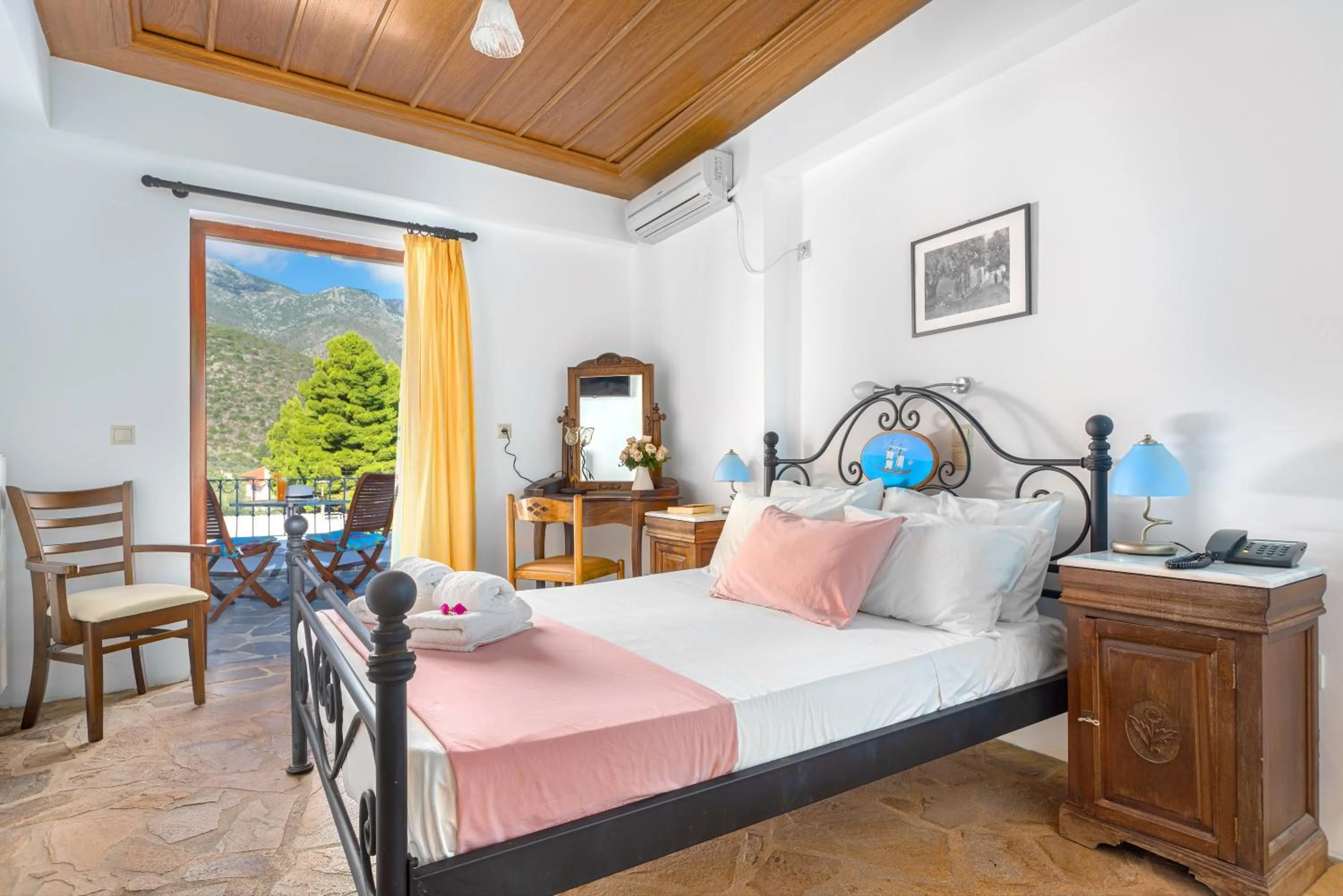 Bed in Hotel PARALIAKO Kyparissi