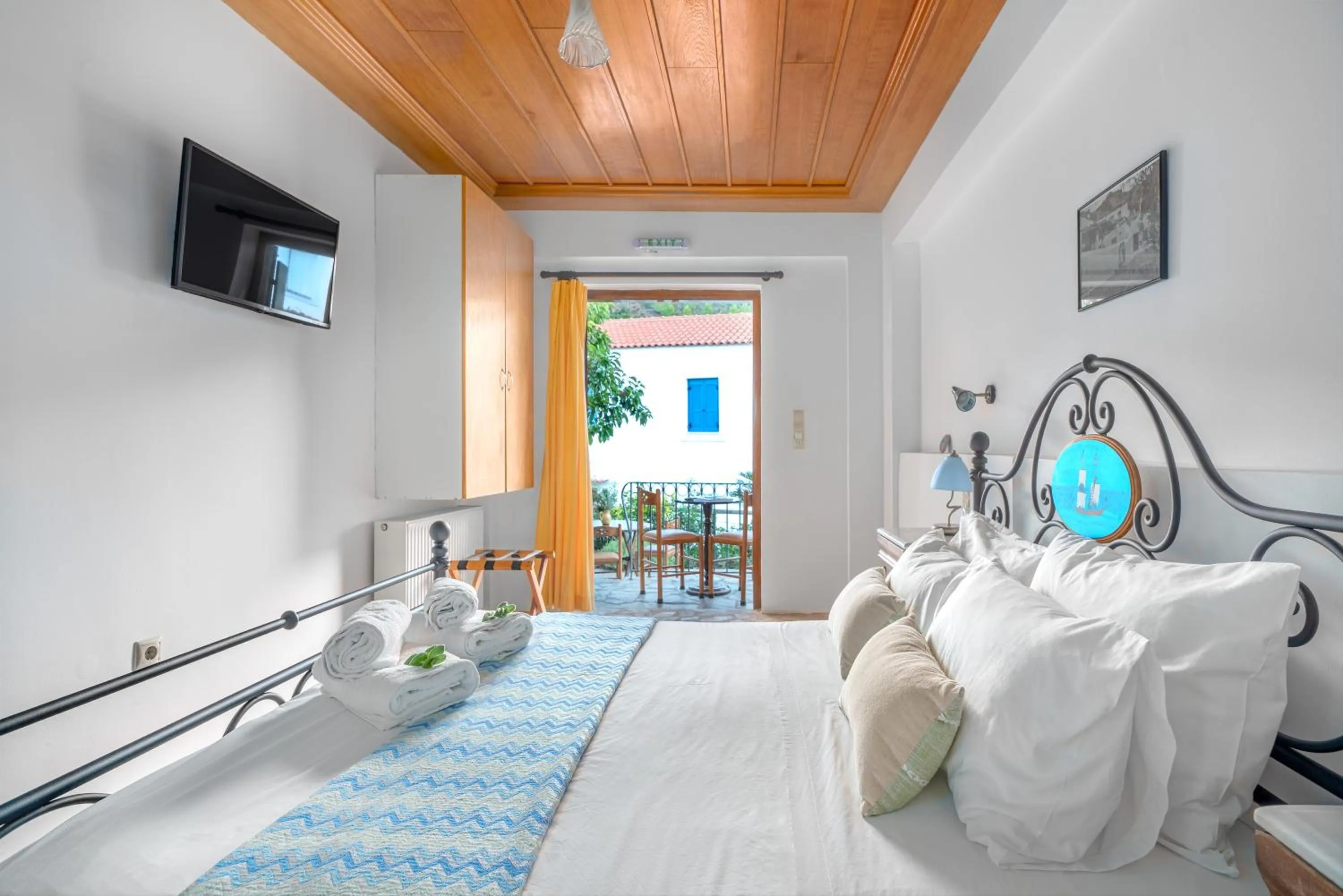 Photo of the whole room, Bed in Hotel PARALIAKO Kyparissi