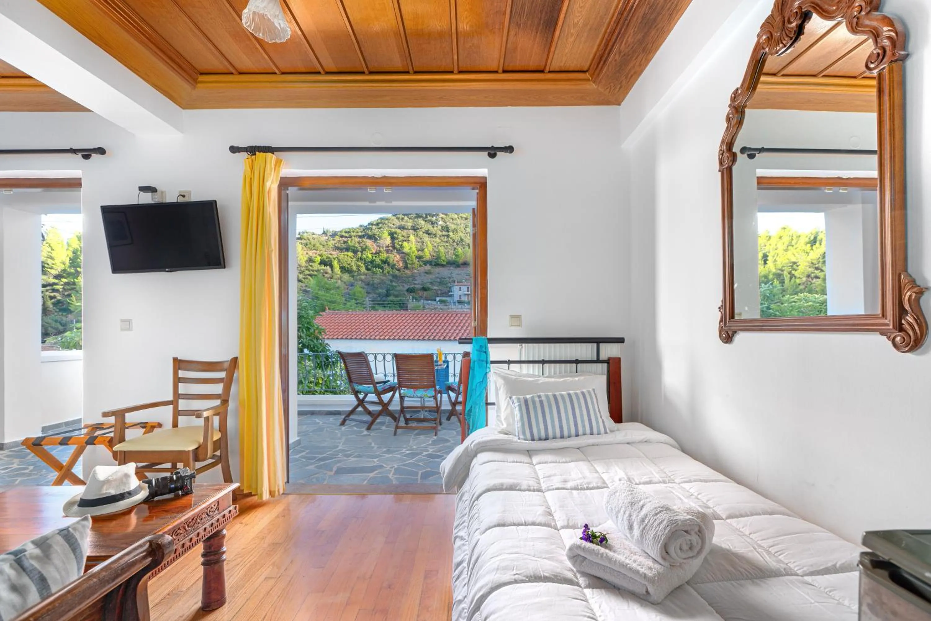 Bed in Hotel PARALIAKO Kyparissi