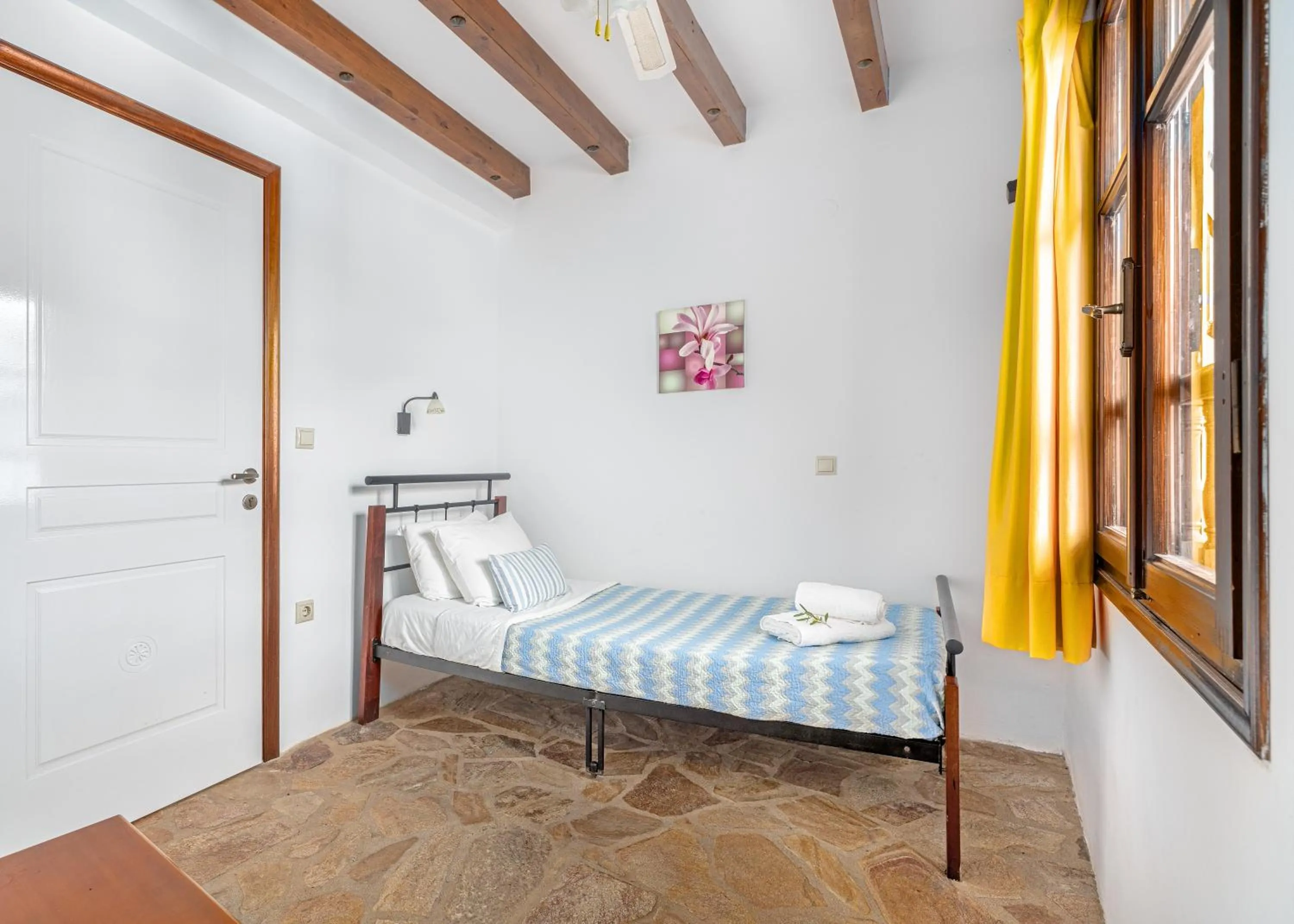 Photo of the whole room, Bed in Hotel PARALIAKO Kyparissi