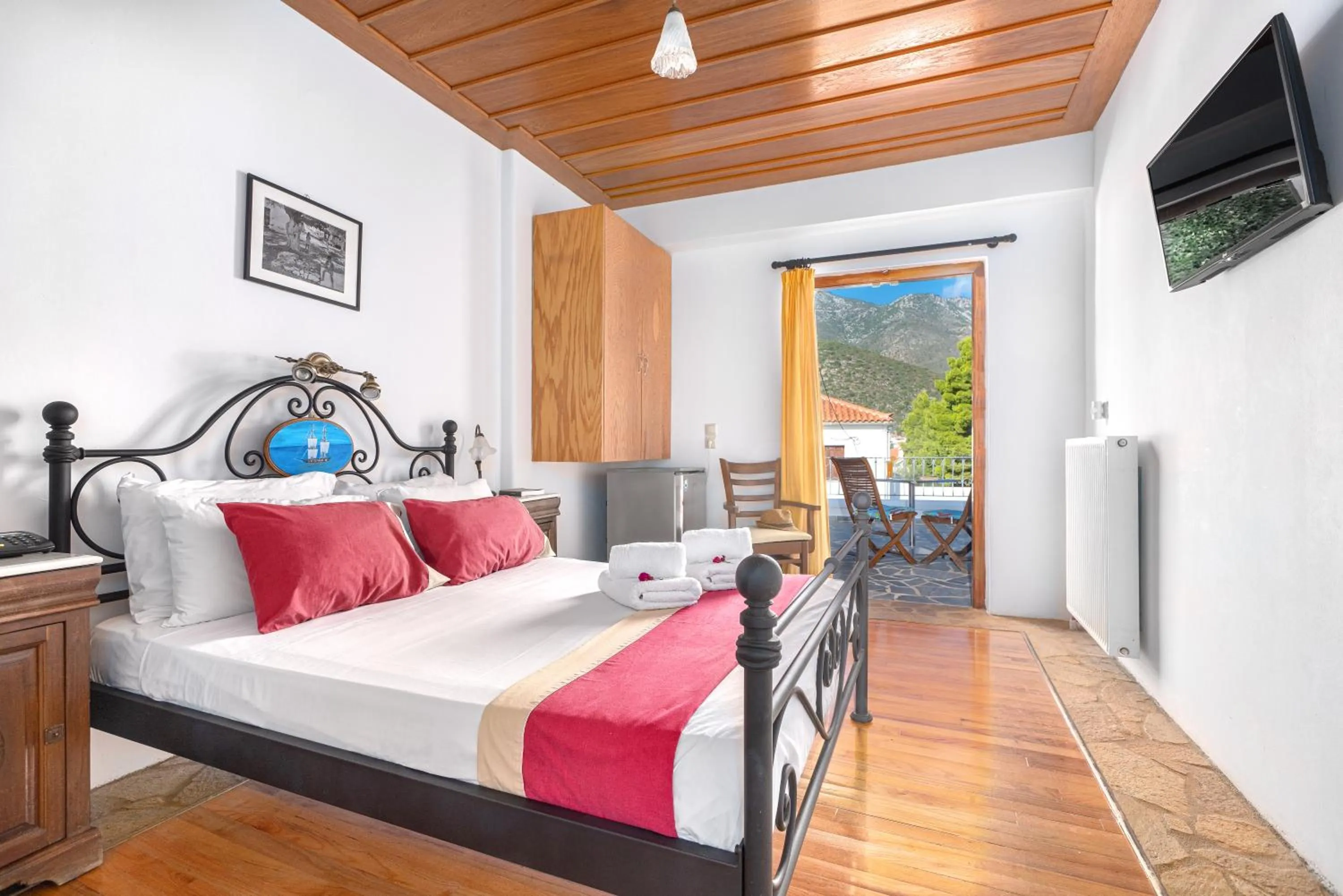 Photo of the whole room, Bed in Hotel PARALIAKO Kyparissi