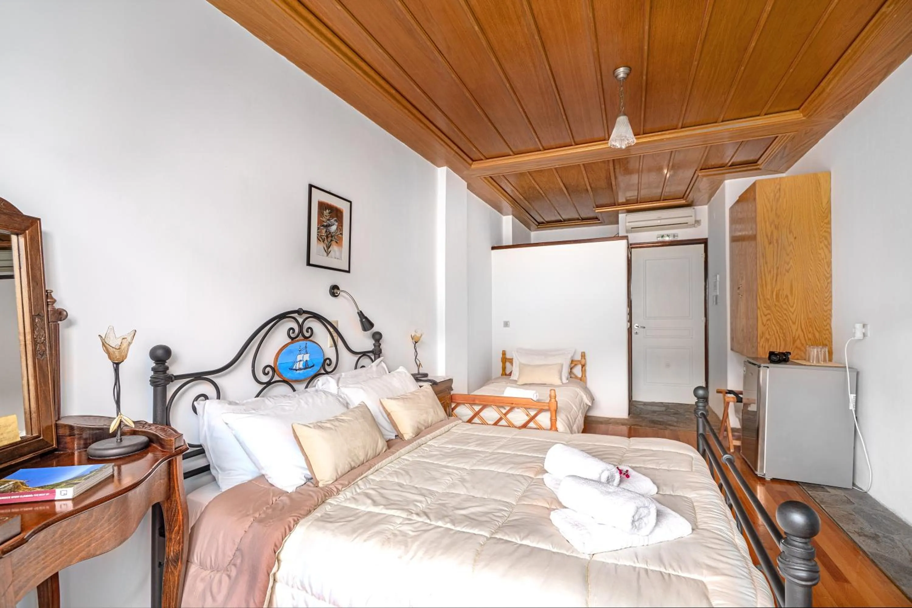 Photo of the whole room, Bed in Hotel PARALIAKO Kyparissi